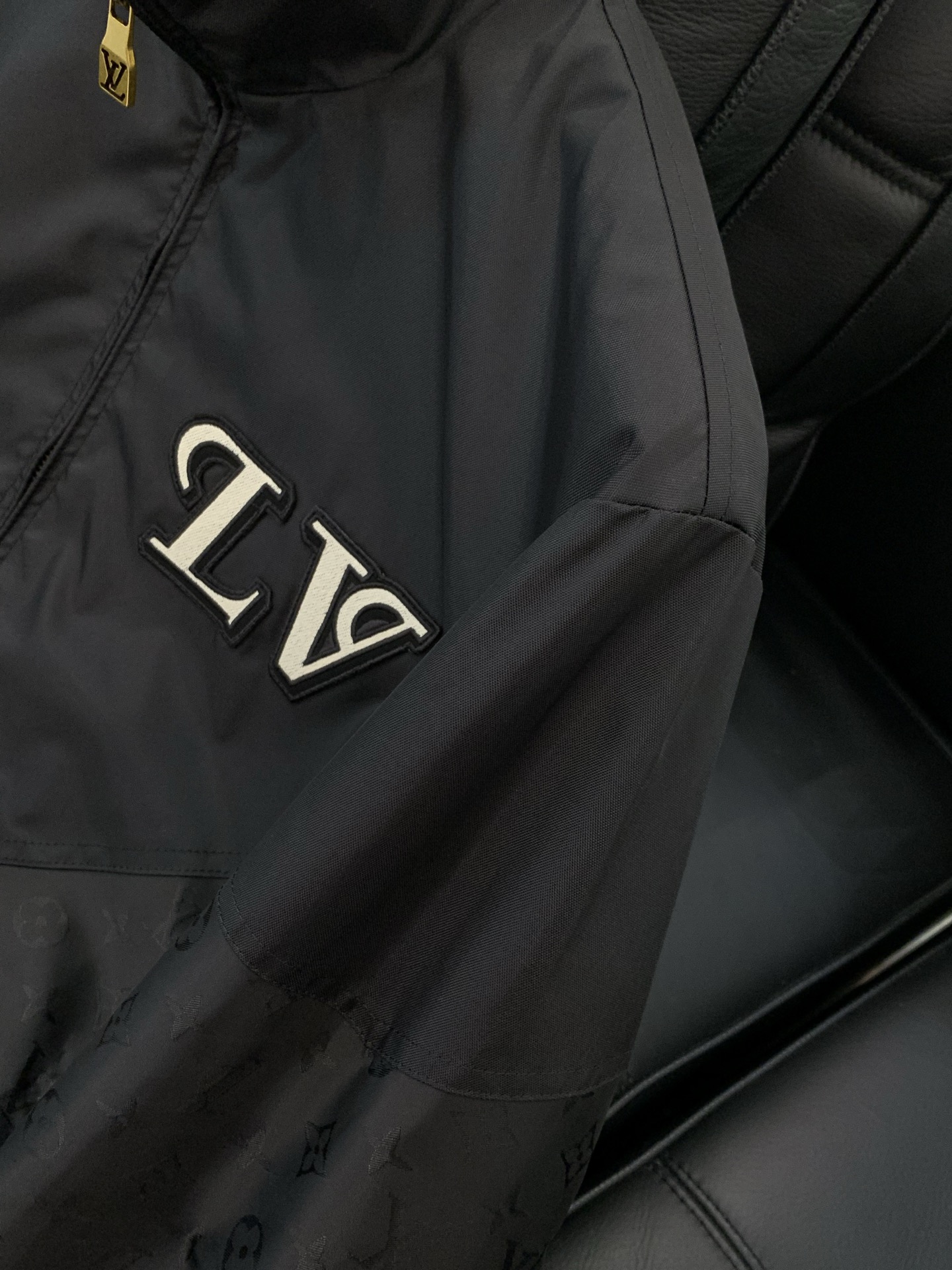 ，LouisVuitton 路易威登，春季最新款，专柜同步有售，原单狠货，时尚休闲立领夹克外套，上身很有