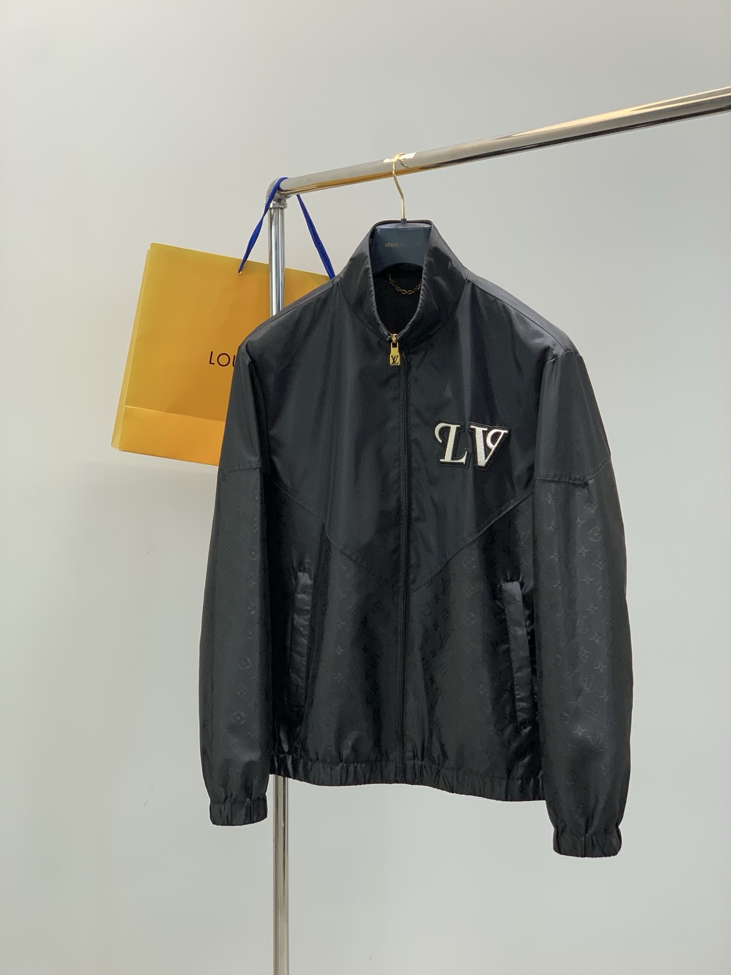 ，LouisVuitton 路易威登，春季最新款，专柜同步有售，原单狠货，时尚休闲立领夹克外套，上身很有