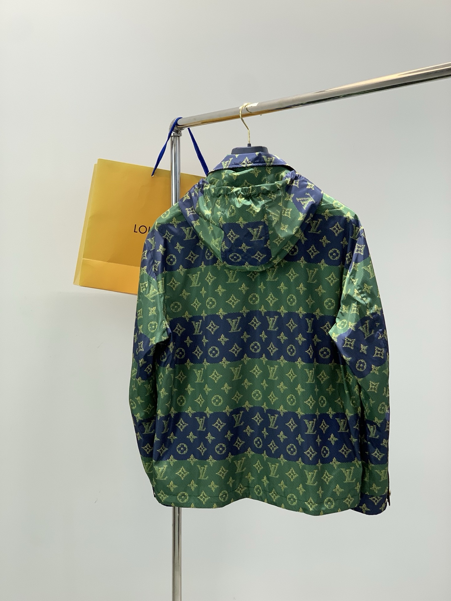 ，LouisVuitton 路易威登，春季最新款，专柜同步有售，原单狠货，时尚休闲翻领连帽外套，上身很有