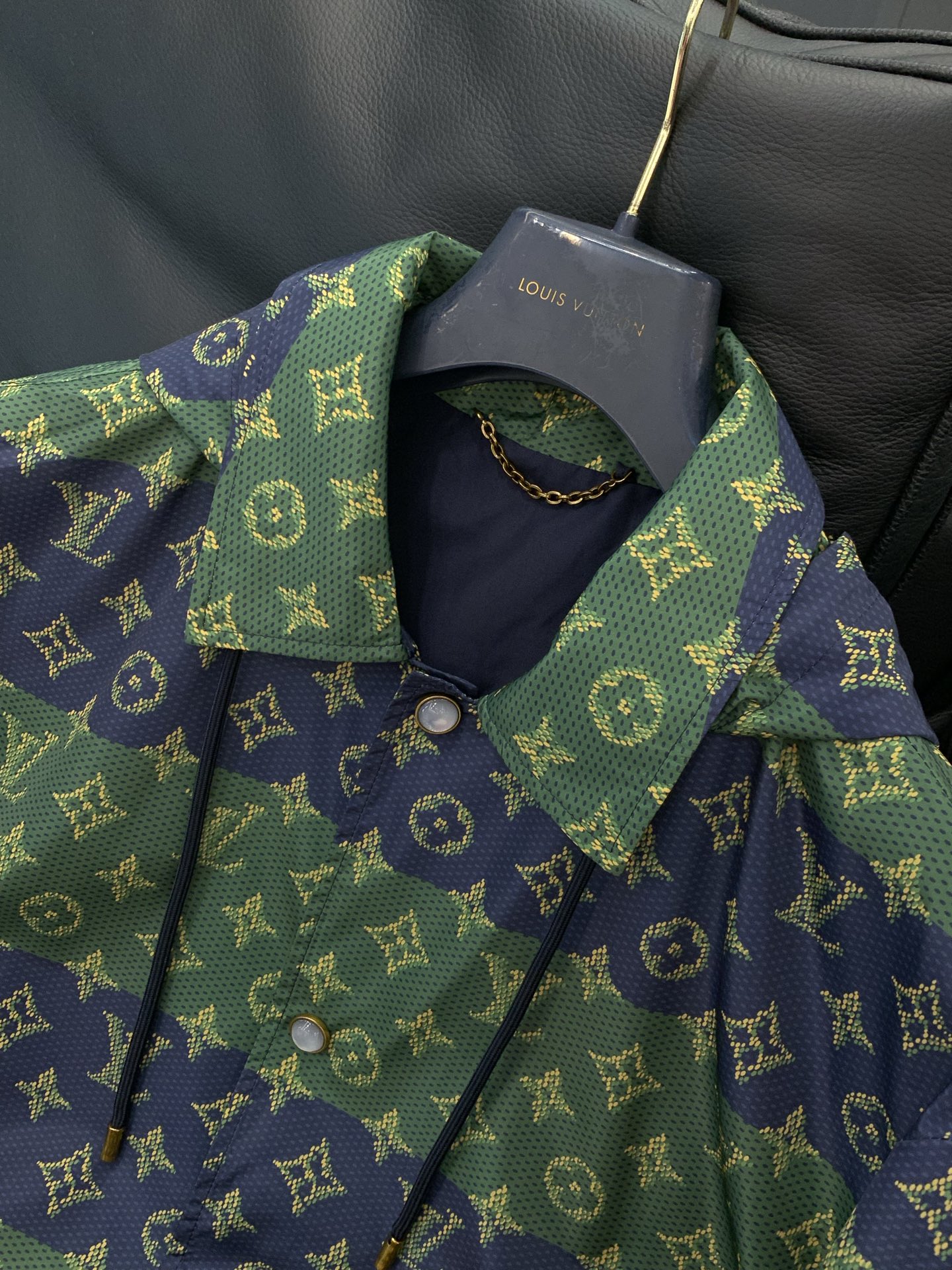 ，LouisVuitton 路易威登，春季最新款，专柜同步有售，原单狠货，时尚休闲翻领连帽外套，上身很有