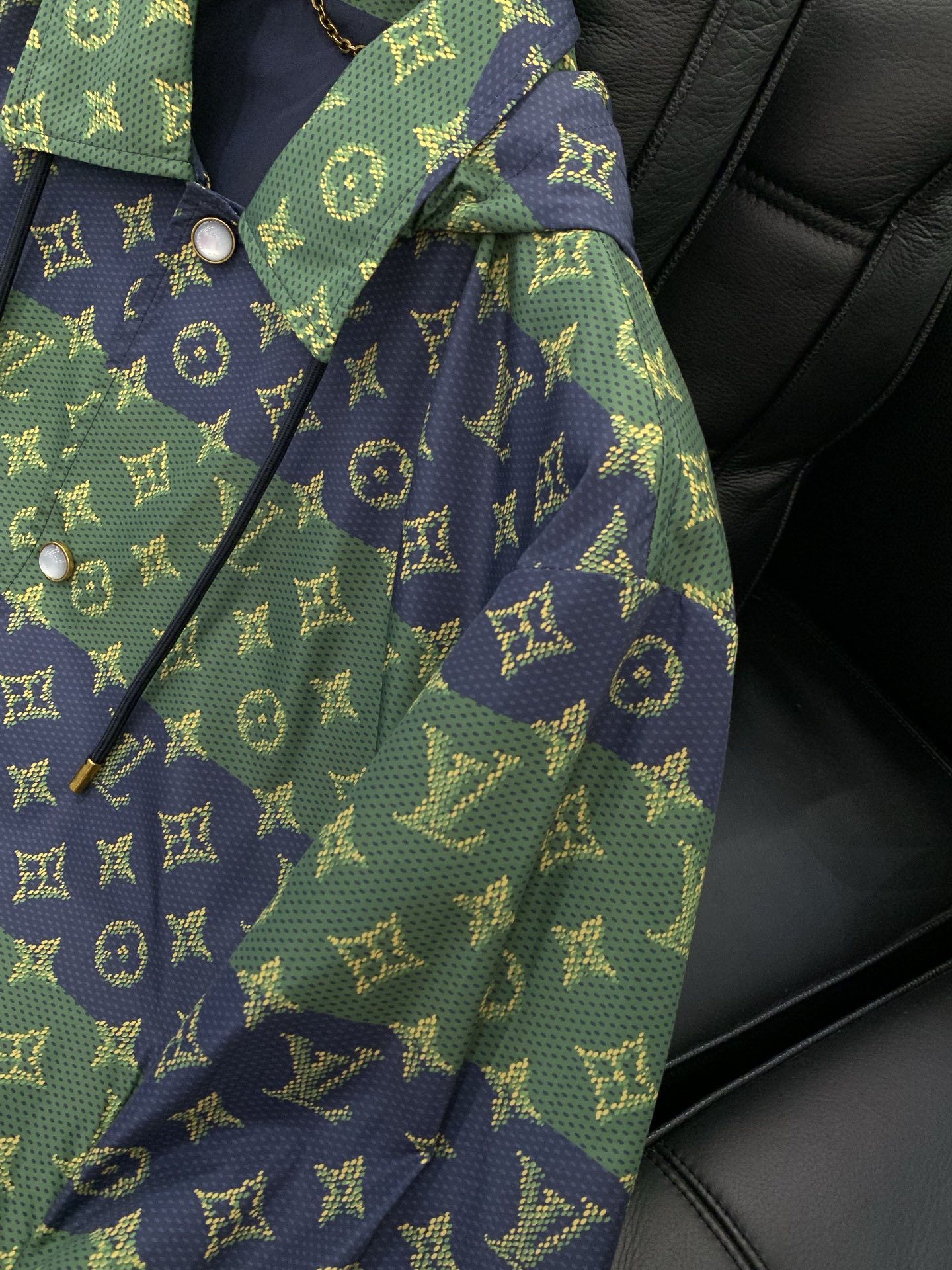 ，LouisVuitton 路易威登，春季最新款，专柜同步有售，原单狠货，时尚休闲翻领连帽外套，上身很有