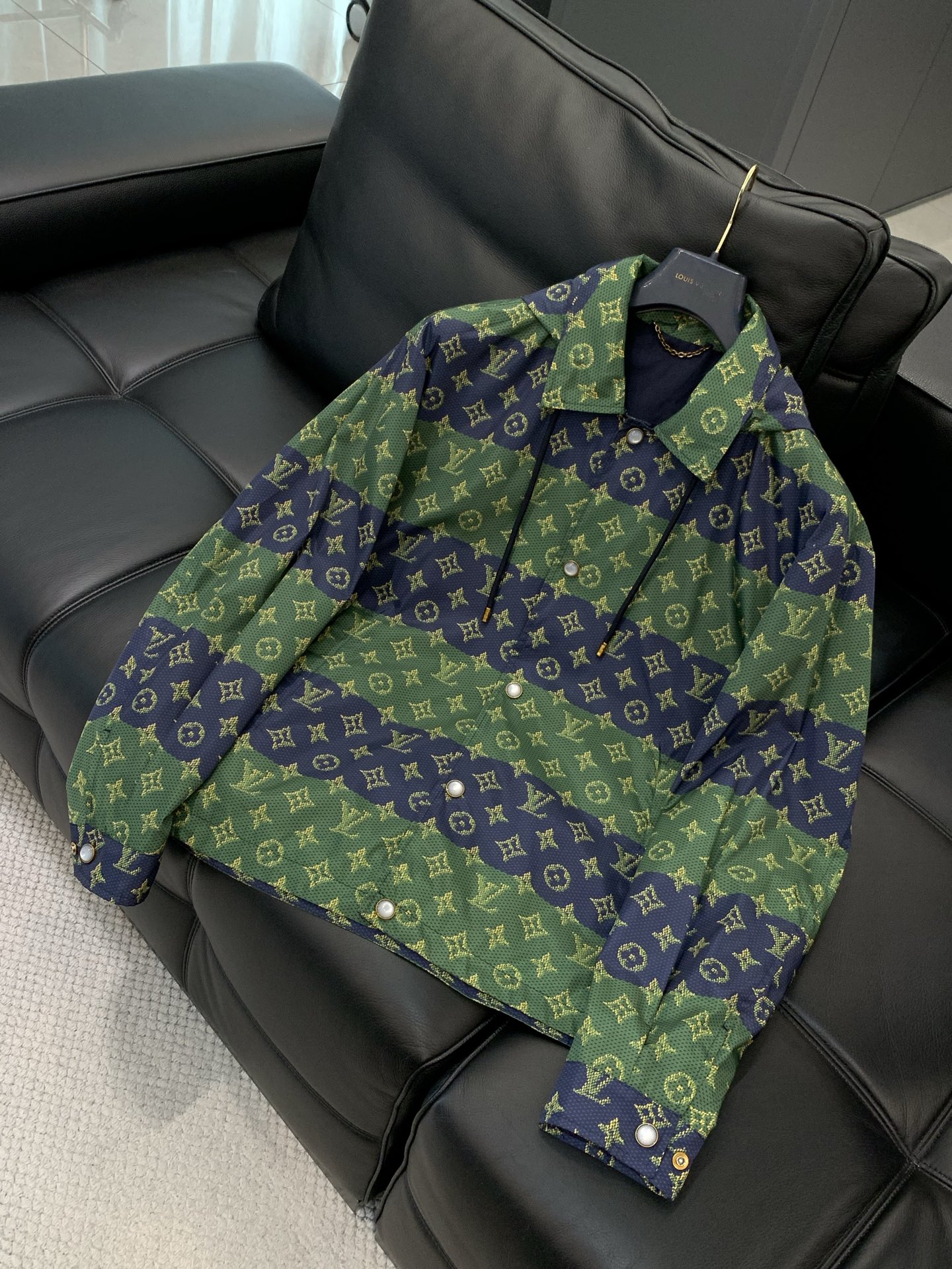 ，LouisVuitton 路易威登，春季最新款，专柜同步有售，原单狠货，时尚休闲翻领连帽外套，上身很有