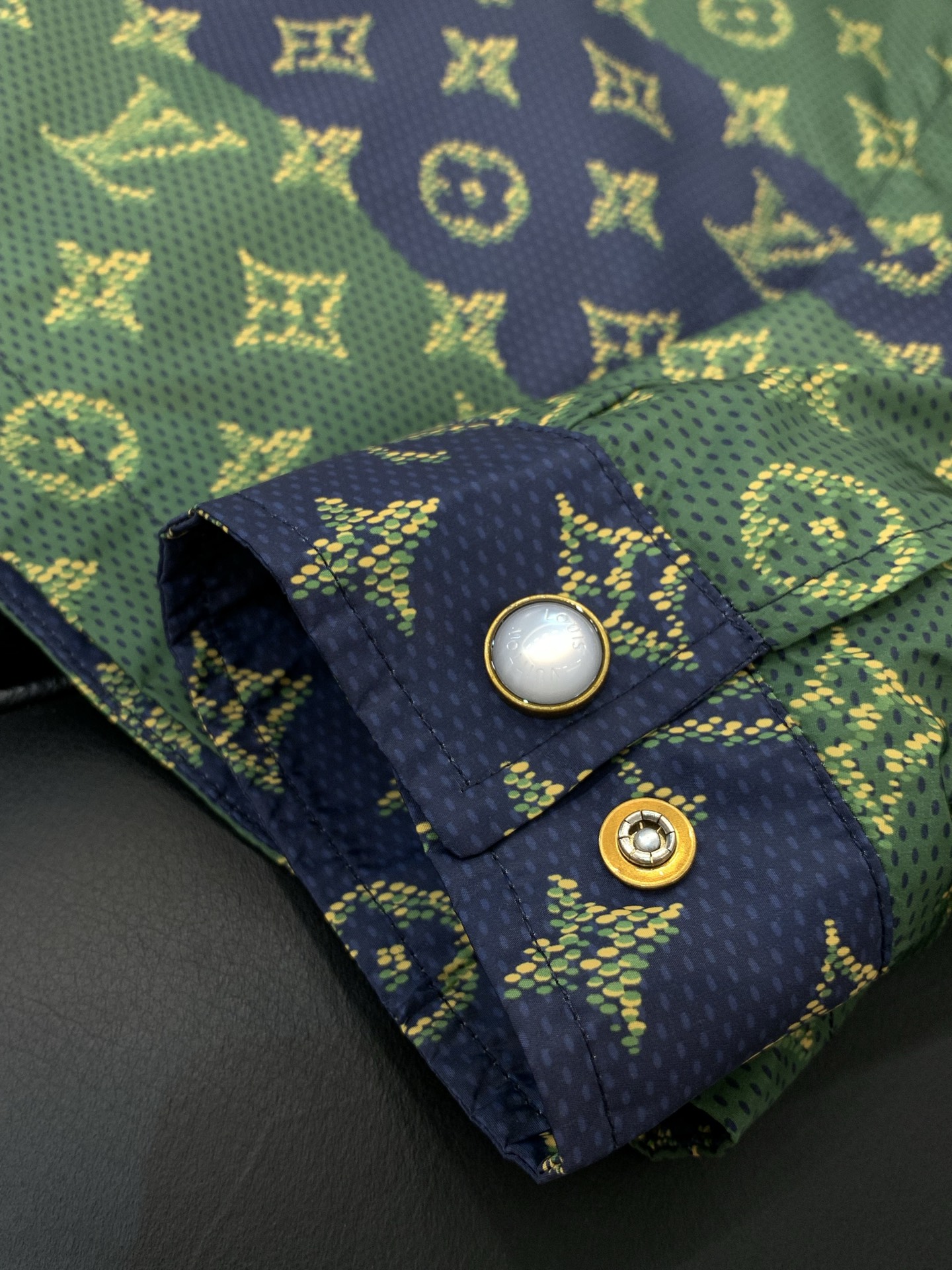 ，LouisVuitton 路易威登，春季最新款，专柜同步有售，原单狠货，时尚休闲翻领连帽外套，上身很有