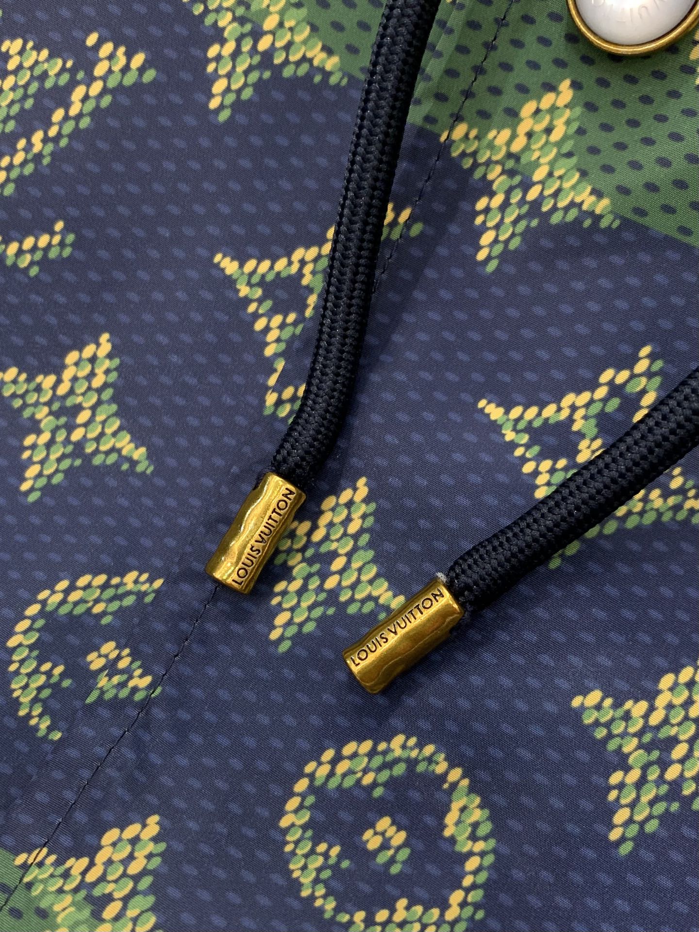 ，LouisVuitton 路易威登，春季最新款，专柜同步有售，原单狠货，时尚休闲翻领连帽外套，上身很有