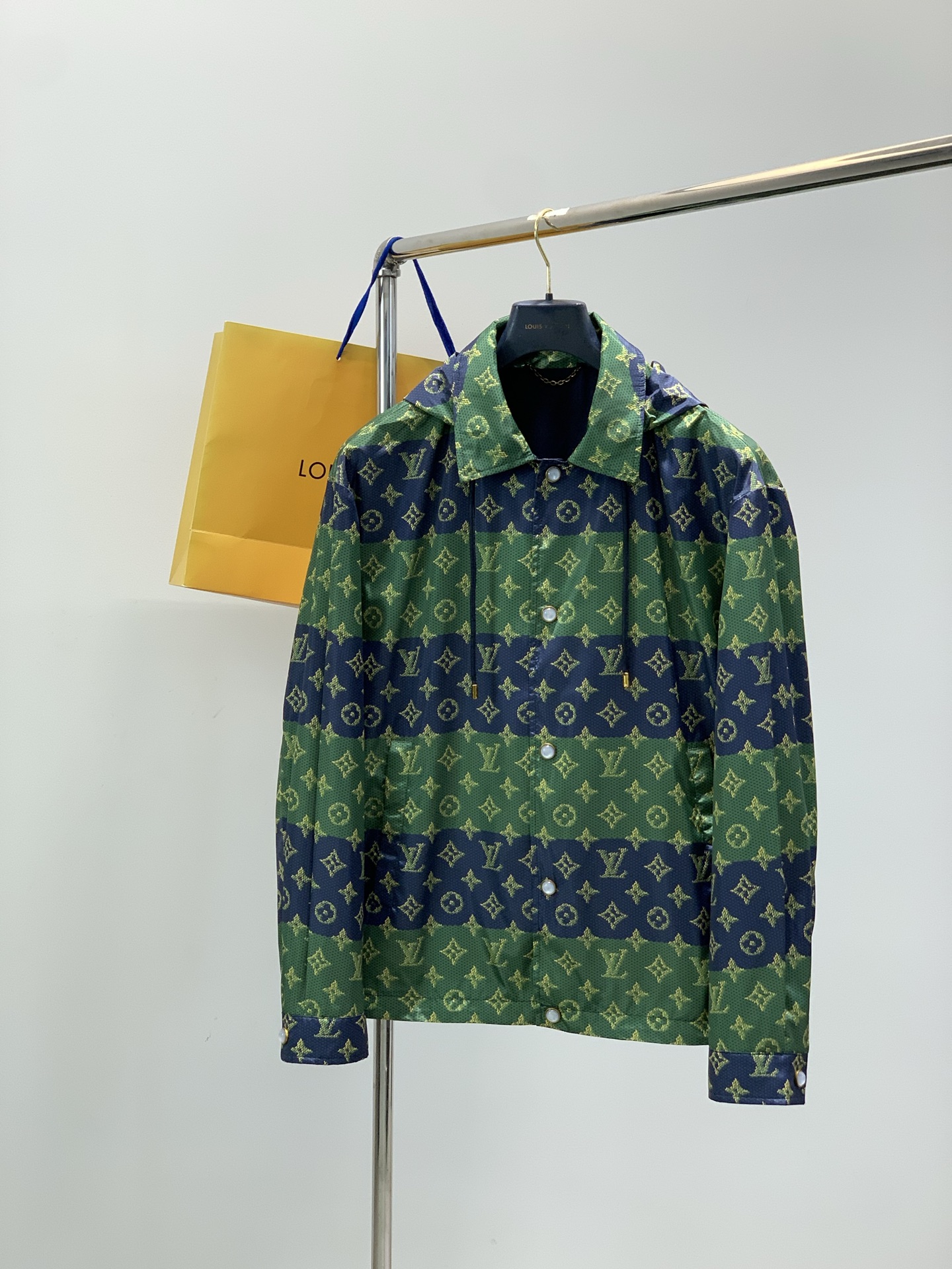 ，LouisVuitton 路易威登，春季最新款，专柜同步有售，原单狠货，时尚休闲翻领连帽外套，上身很有