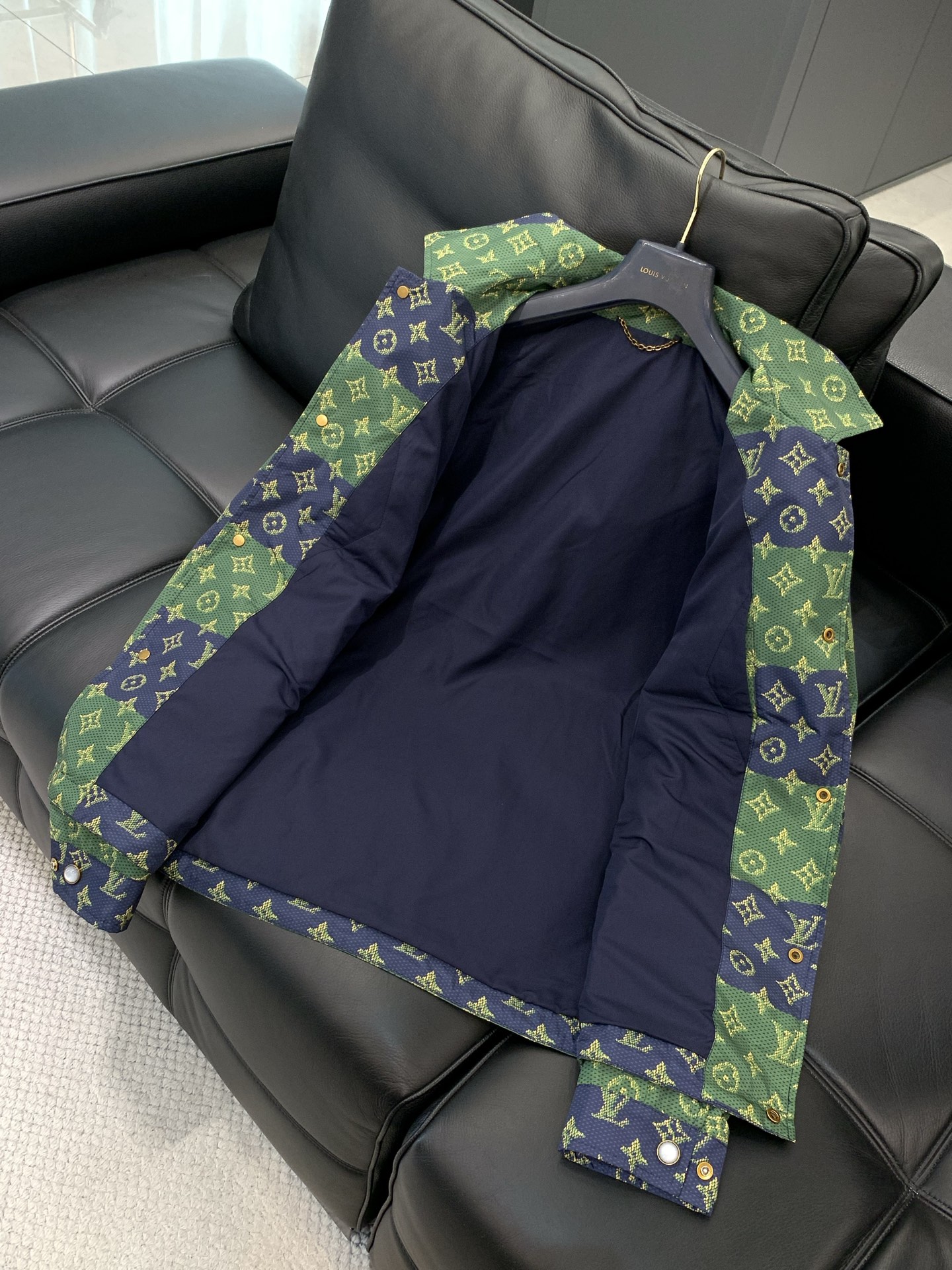 ，LouisVuitton 路易威登，春季最新款，专柜同步有售，原单狠货，时尚休闲翻领连帽外套，上身很有