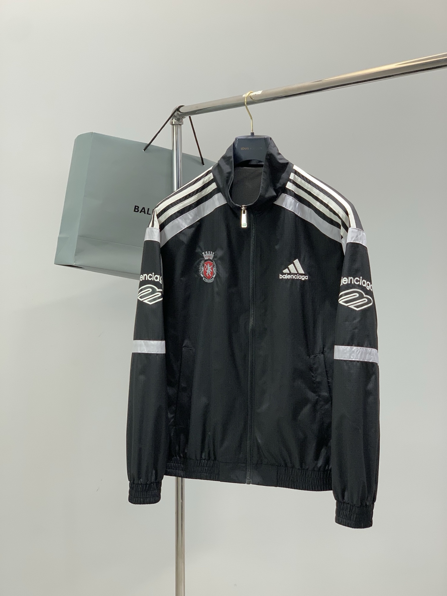 ，Balenciaga 巴黎世家，2026春季最新款，专柜同步有售，原单狠货，爆款时尚休闲夹克外套，进口