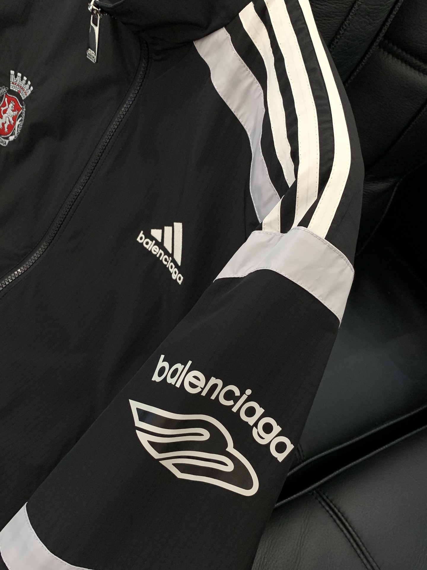 ，Balenciaga 巴黎世家，2026春季最新款，专柜同步有售，原单狠货，爆款时尚休闲夹克外套，进口