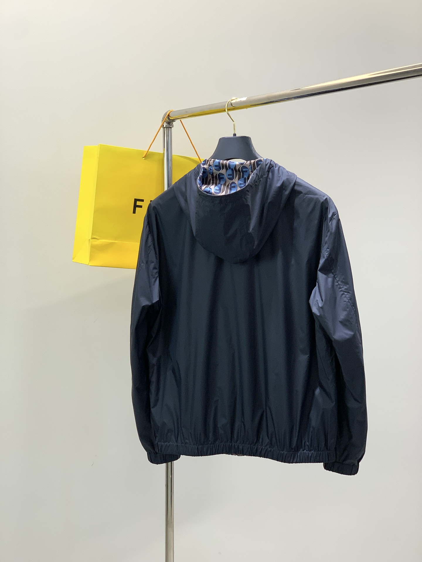 ，FENDI 芬迪，2026春季最新品，专柜同步有售，原单狠货，时尚休闲两面穿连帽夹克外套，进口原版面料