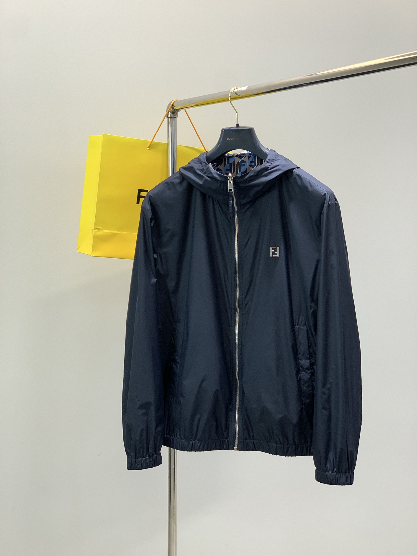 ，FENDI 芬迪，2026春季最新品，专柜同步有售，原单狠货，时尚休闲两面穿连帽夹克外套，进口原版面料