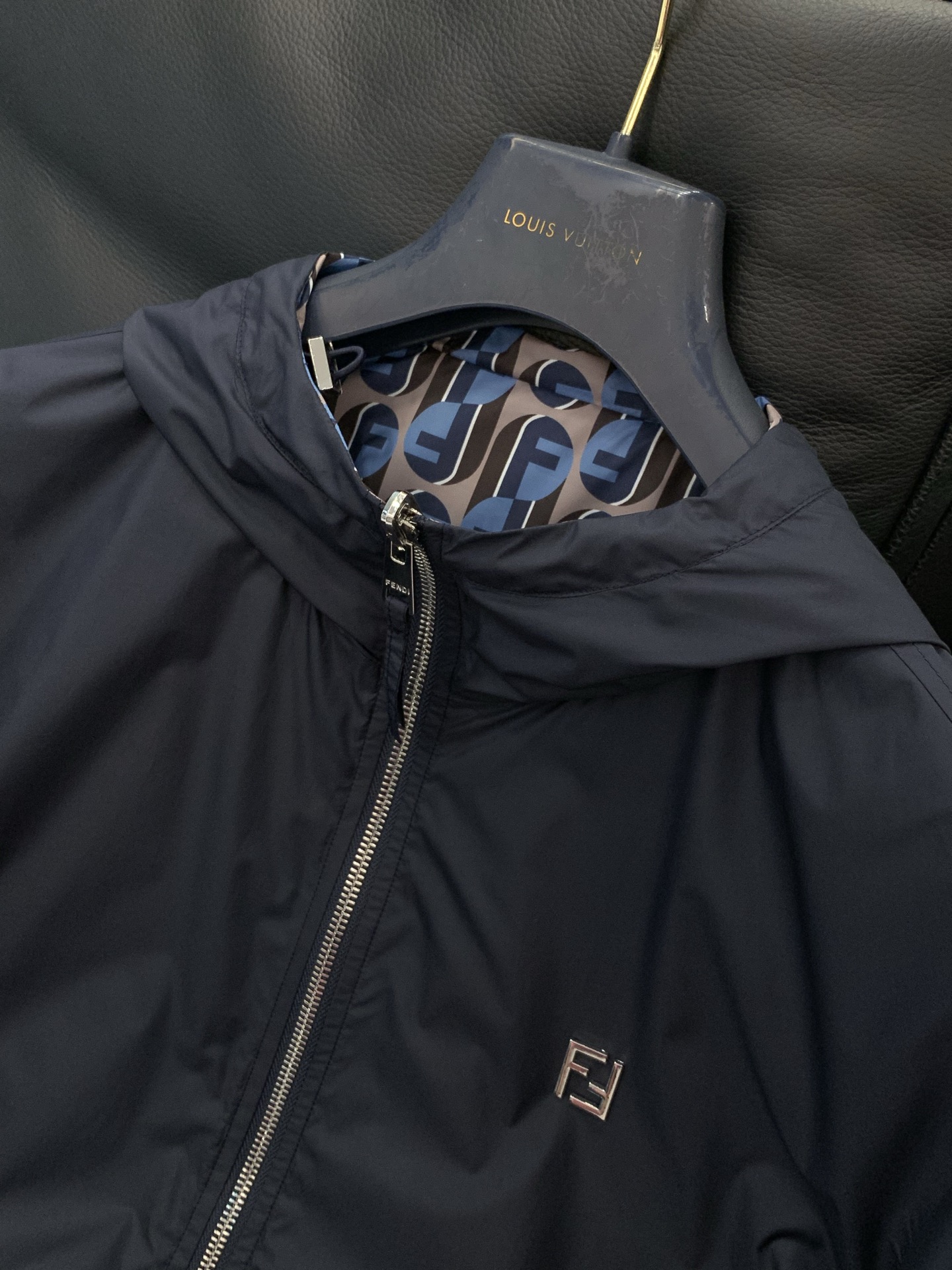 ，FENDI 芬迪，2026春季最新品，专柜同步有售，原单狠货，时尚休闲两面穿连帽夹克外套，进口原版面料