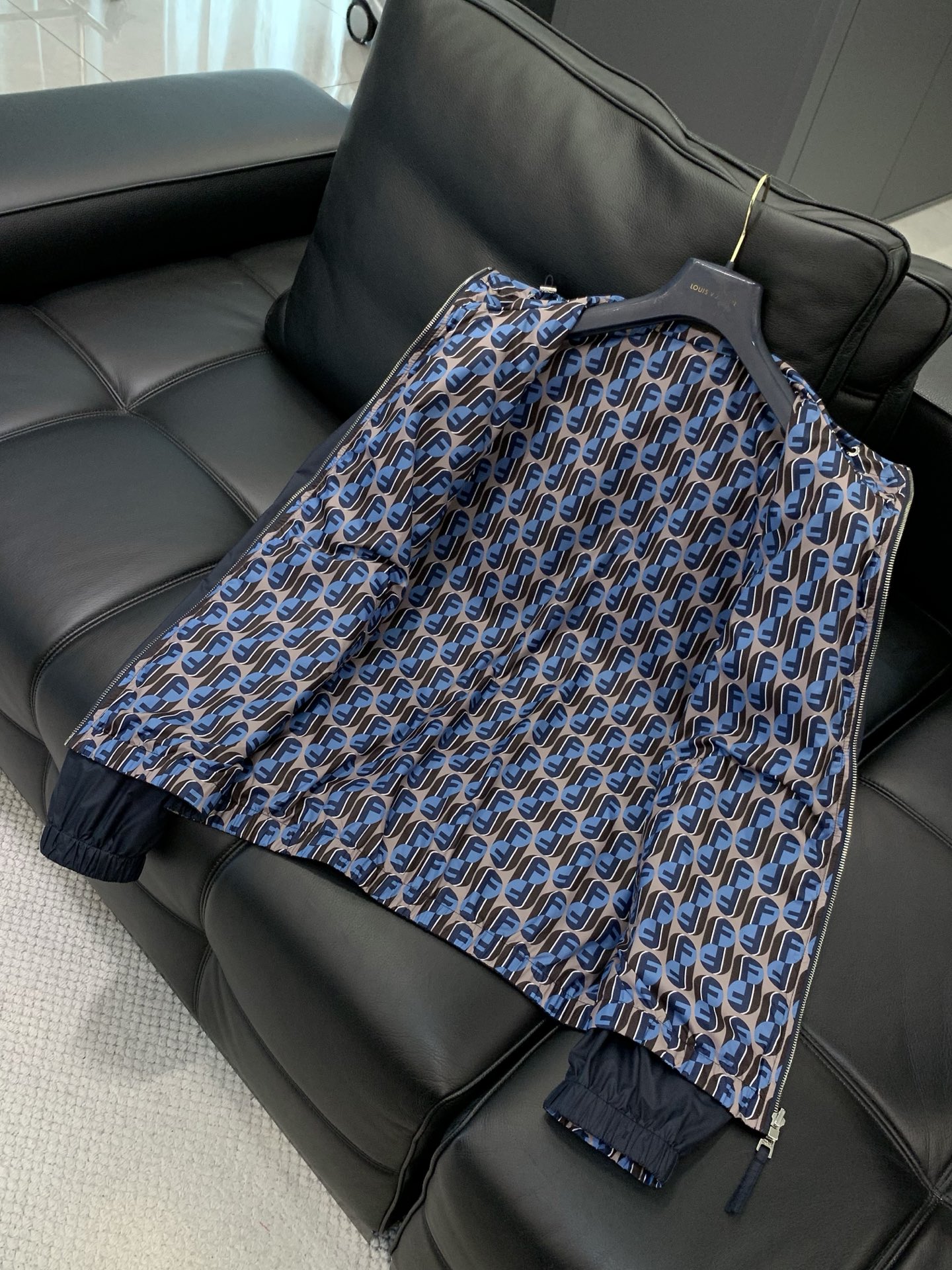 ，FENDI 芬迪，2026春季最新品，专柜同步有售，原单狠货，时尚休闲两面穿连帽夹克外套，进口原版面料