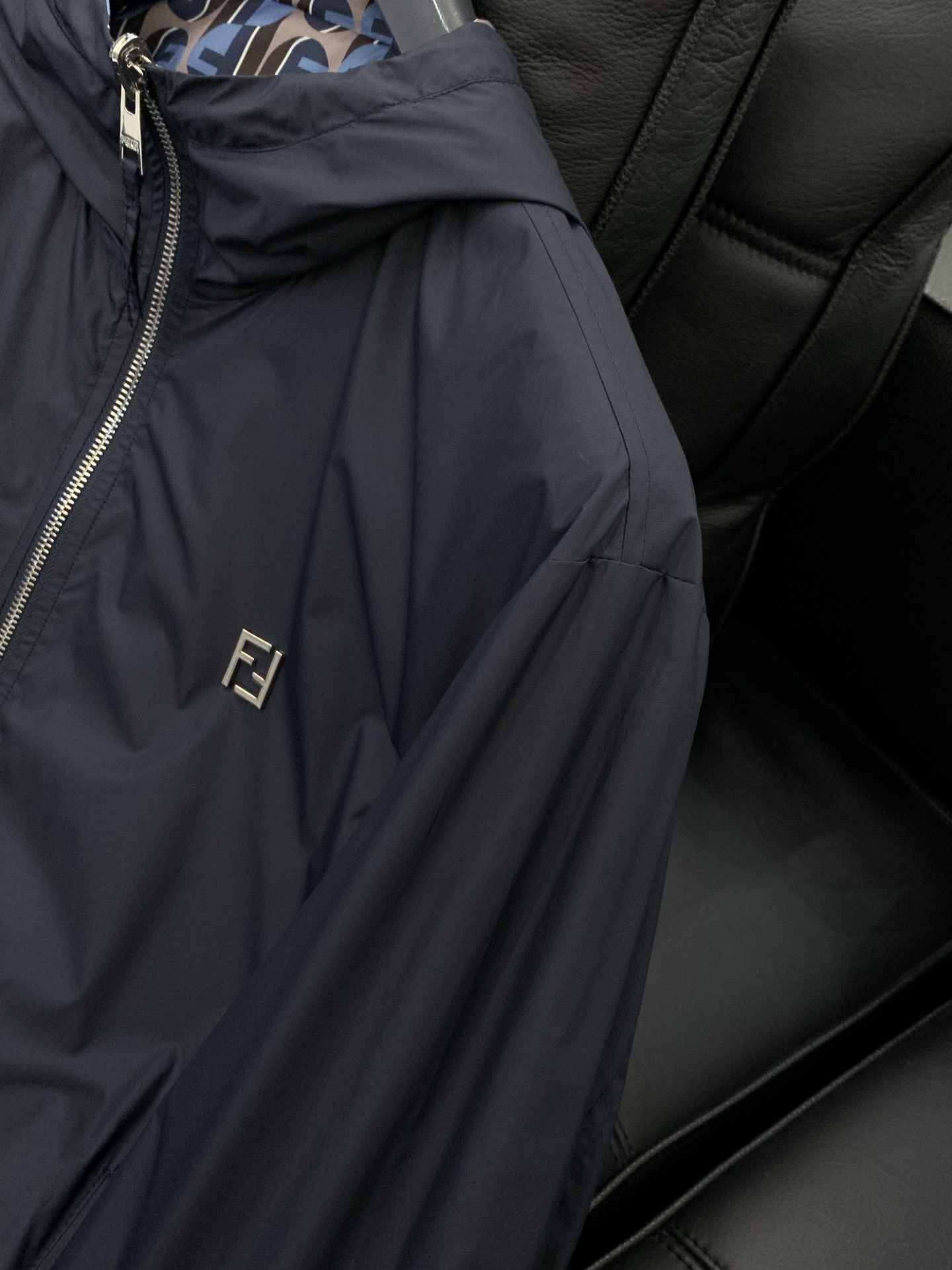 ，FENDI 芬迪，2026春季最新品，专柜同步有售，原单狠货，时尚休闲两面穿连帽夹克外套，进口原版面料