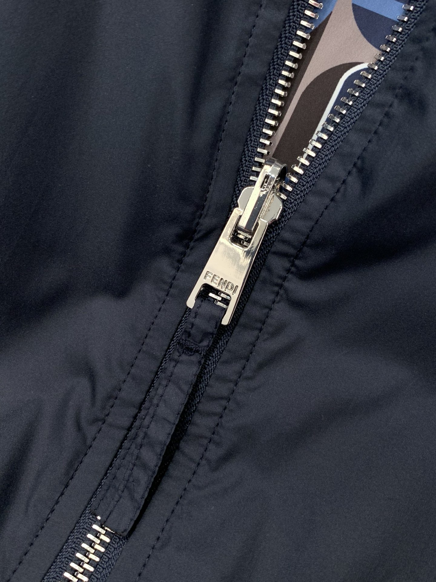 ，FENDI 芬迪，2026春季最新品，专柜同步有售，原单狠货，时尚休闲两面穿连帽夹克外套，进口原版面料