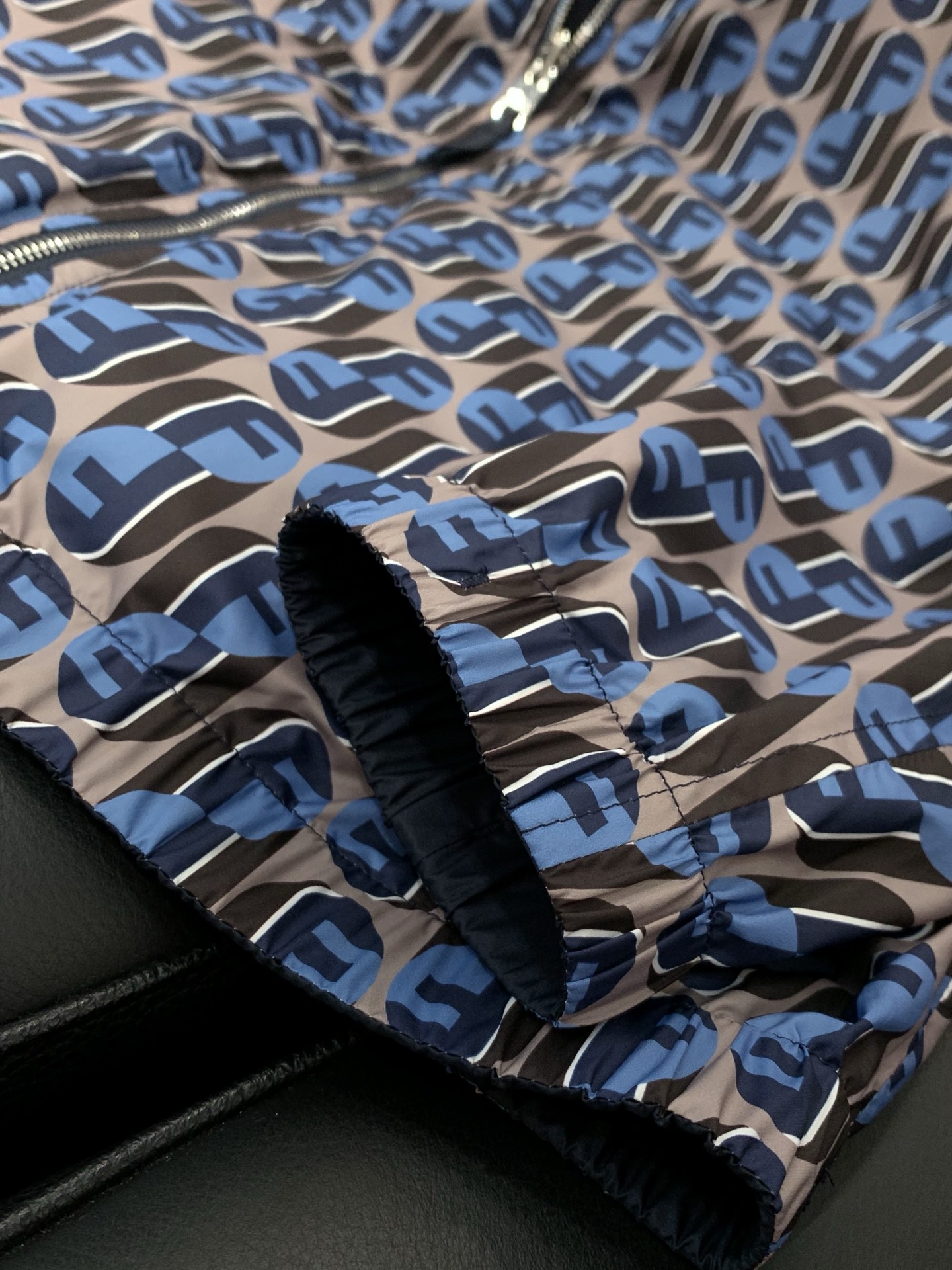 ，FENDI 芬迪，2026春季最新品，专柜同步有售，原单狠货，时尚休闲两面穿连帽夹克外套，进口原版面料