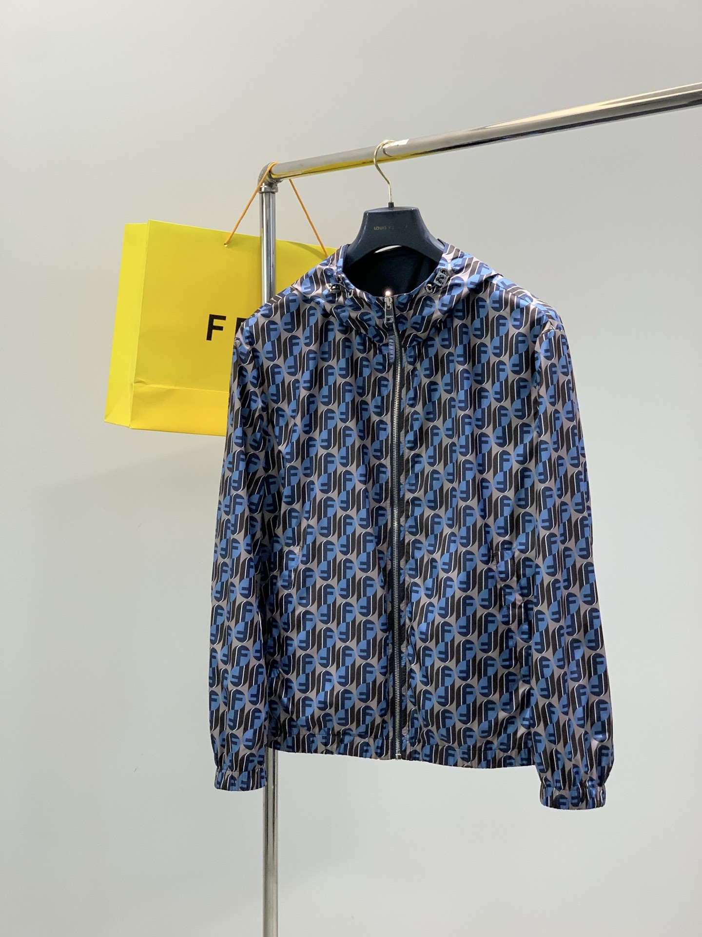 ，FENDI 芬迪，2026春季最新品，专柜同步有售，原单狠货，时尚休闲两面穿连帽夹克外套，进口原版面料