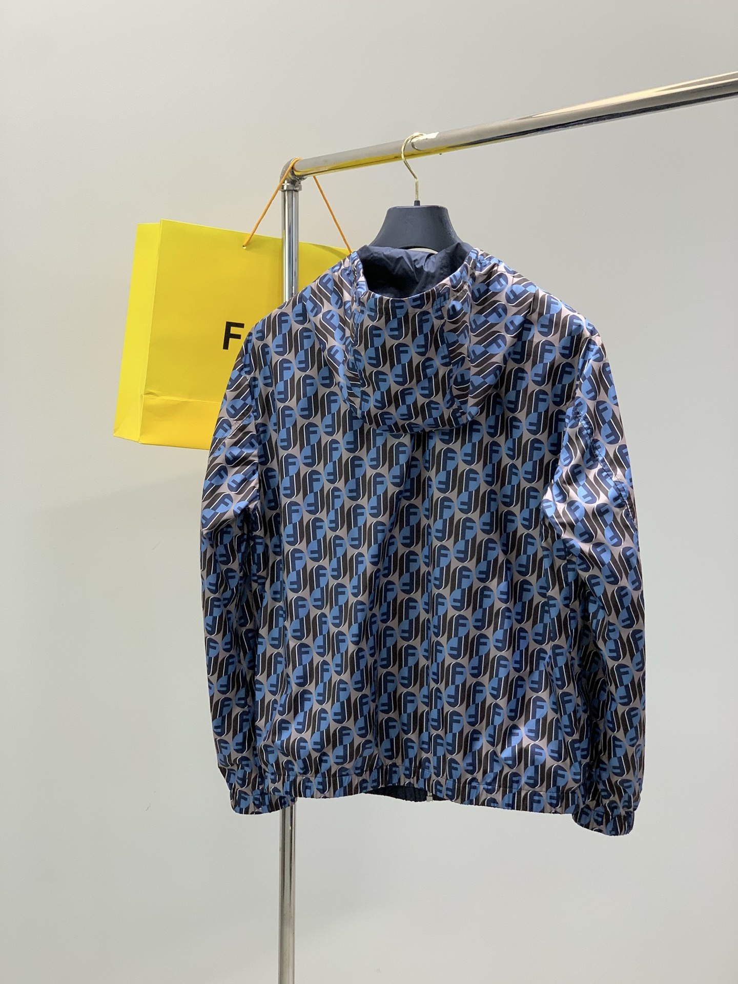 ，FENDI 芬迪，2026春季最新品，专柜同步有售，原单狠货，时尚休闲两面穿连帽夹克外套，进口原版面料