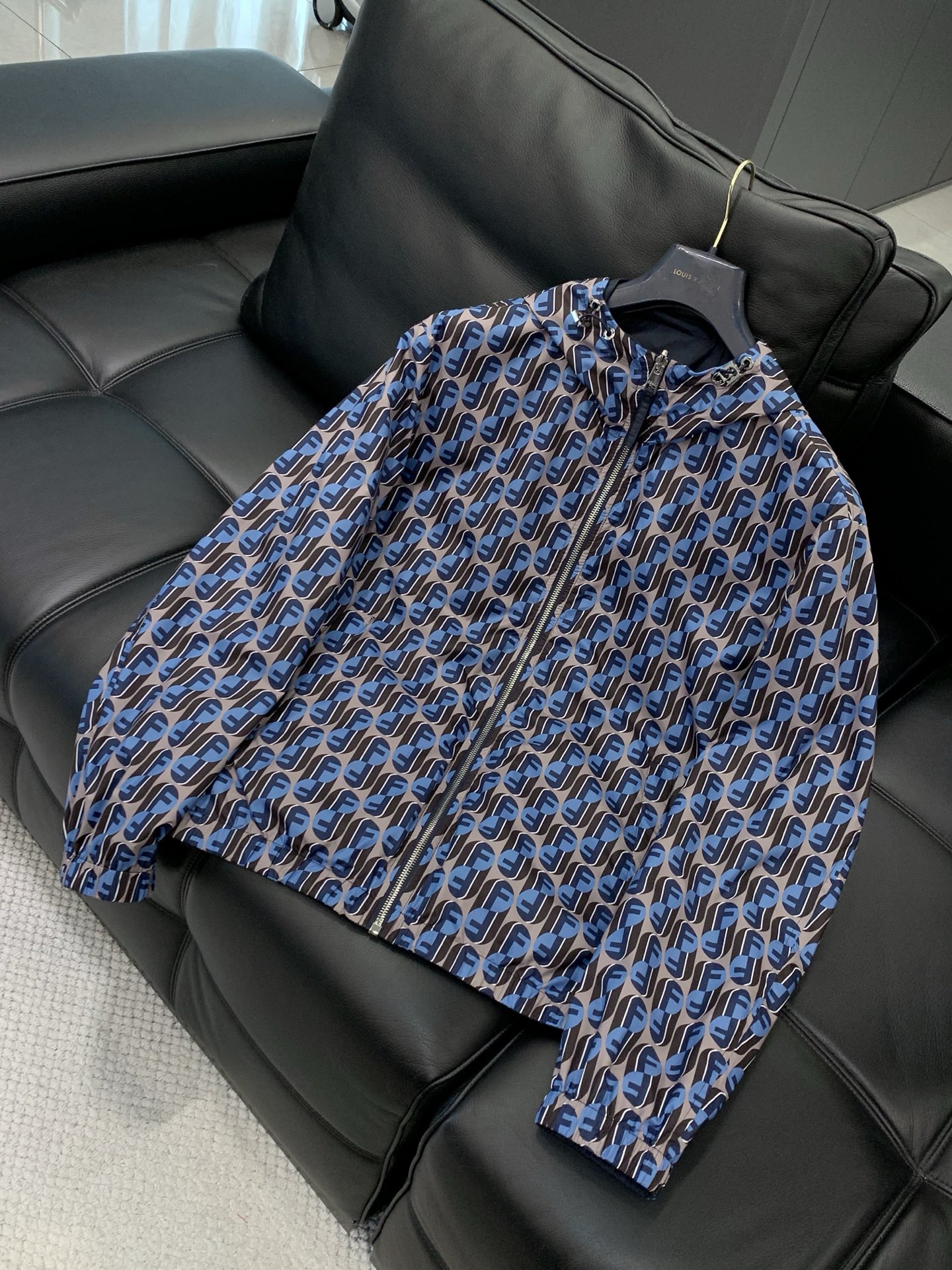 ，FENDI 芬迪，2026春季最新品，专柜同步有售，原单狠货，时尚休闲两面穿连帽夹克外套，进口原版面料