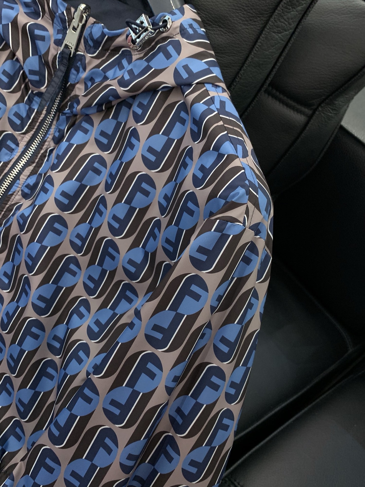 ，FENDI 芬迪，2026春季最新品，专柜同步有售，原单狠货，时尚休闲两面穿连帽夹克外套，进口原版面料