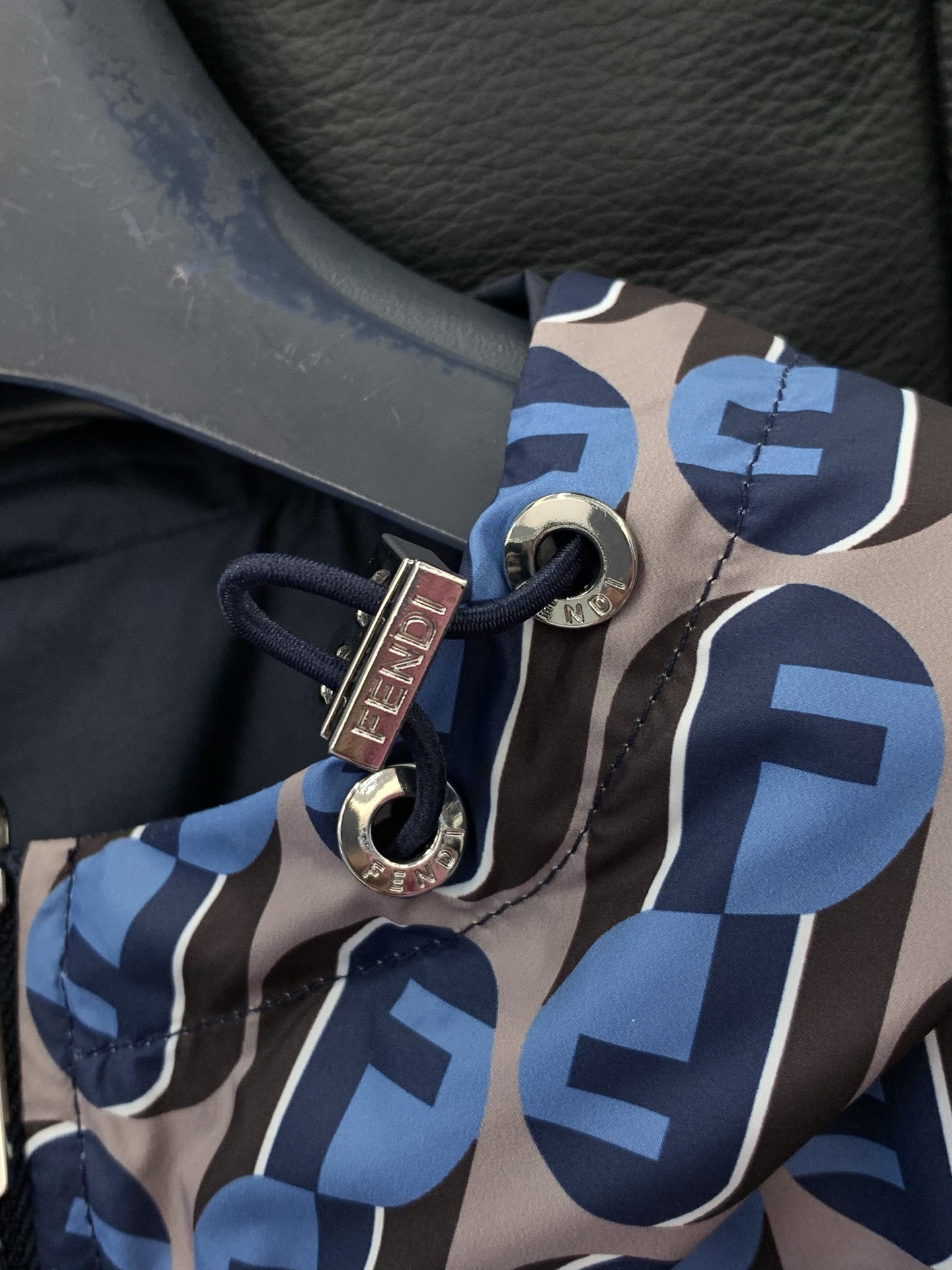 ，FENDI 芬迪，2026春季最新品，专柜同步有售，原单狠货，时尚休闲两面穿连帽夹克外套，进口原版面料