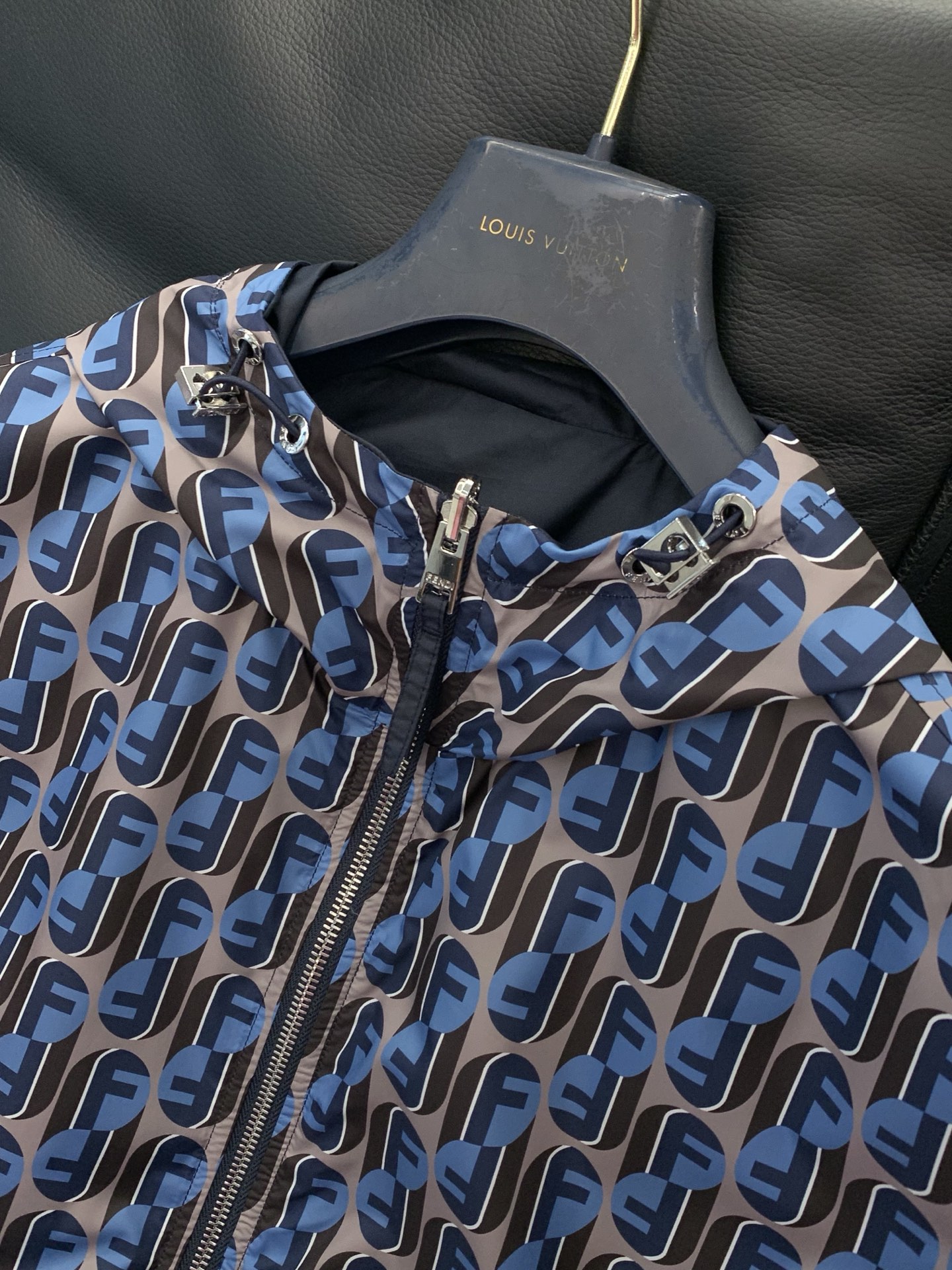 ，FENDI 芬迪，2026春季最新品，专柜同步有售，原单狠货，时尚休闲两面穿连帽夹克外套，进口原版面料