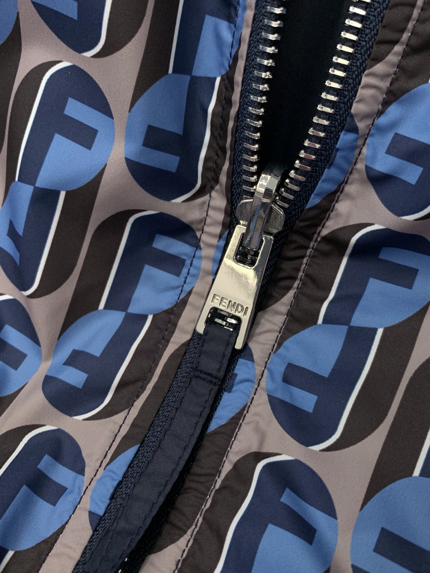 ，FENDI 芬迪，2026春季最新品，专柜同步有售，原单狠货，时尚休闲两面穿连帽夹克外套，进口原版面料