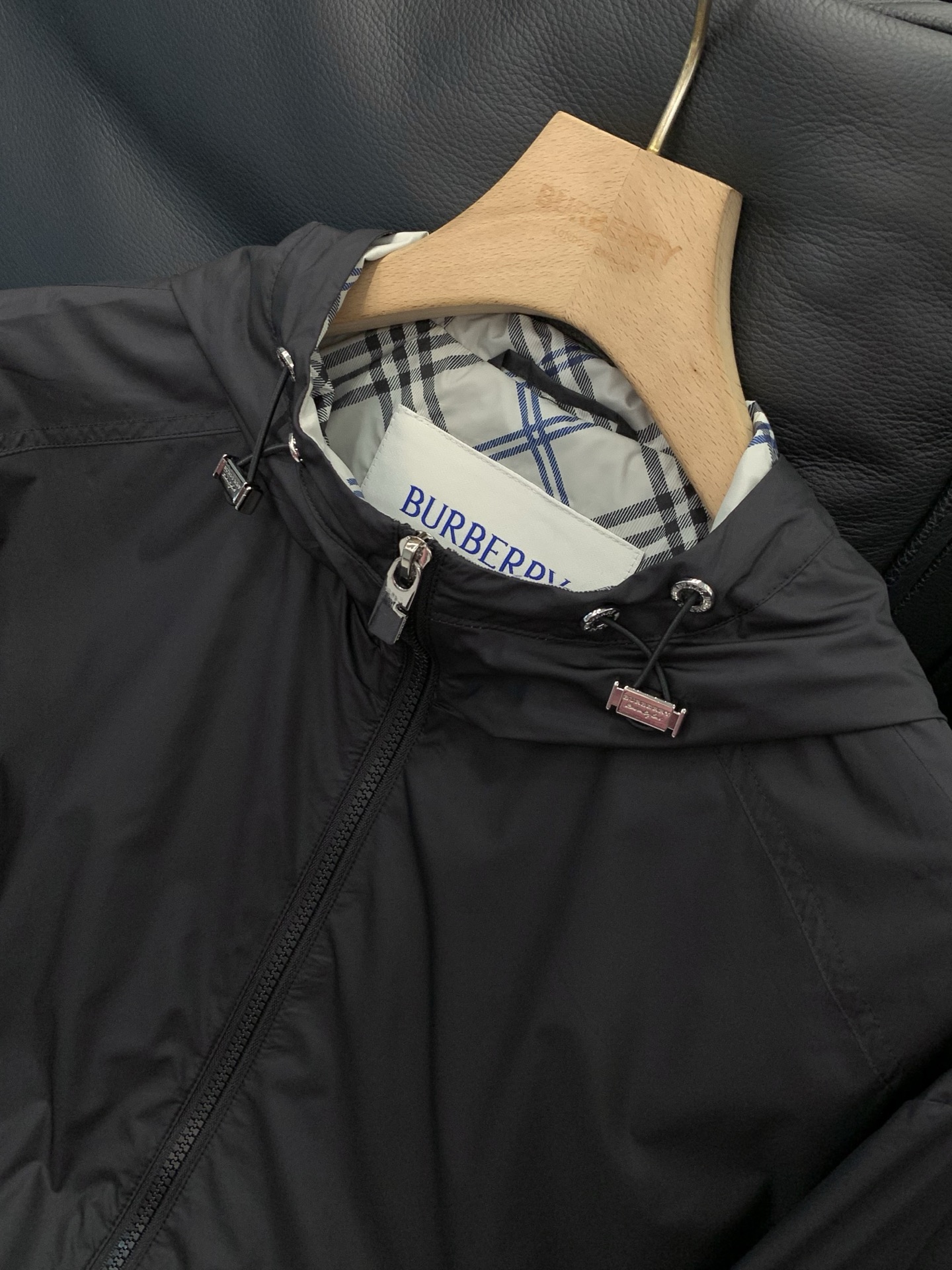 ，Burberry 巴宝莉，2026春季最新品，专柜同步有售，原单狠货，时尚休闲连帽夹克外套，进口原版面