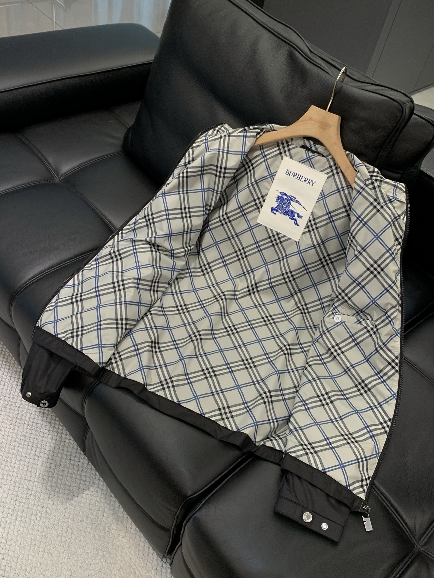 ，Burberry 巴宝莉，2026春季最新品，专柜同步有售，原单狠货，时尚休闲连帽夹克外套，进口原版面