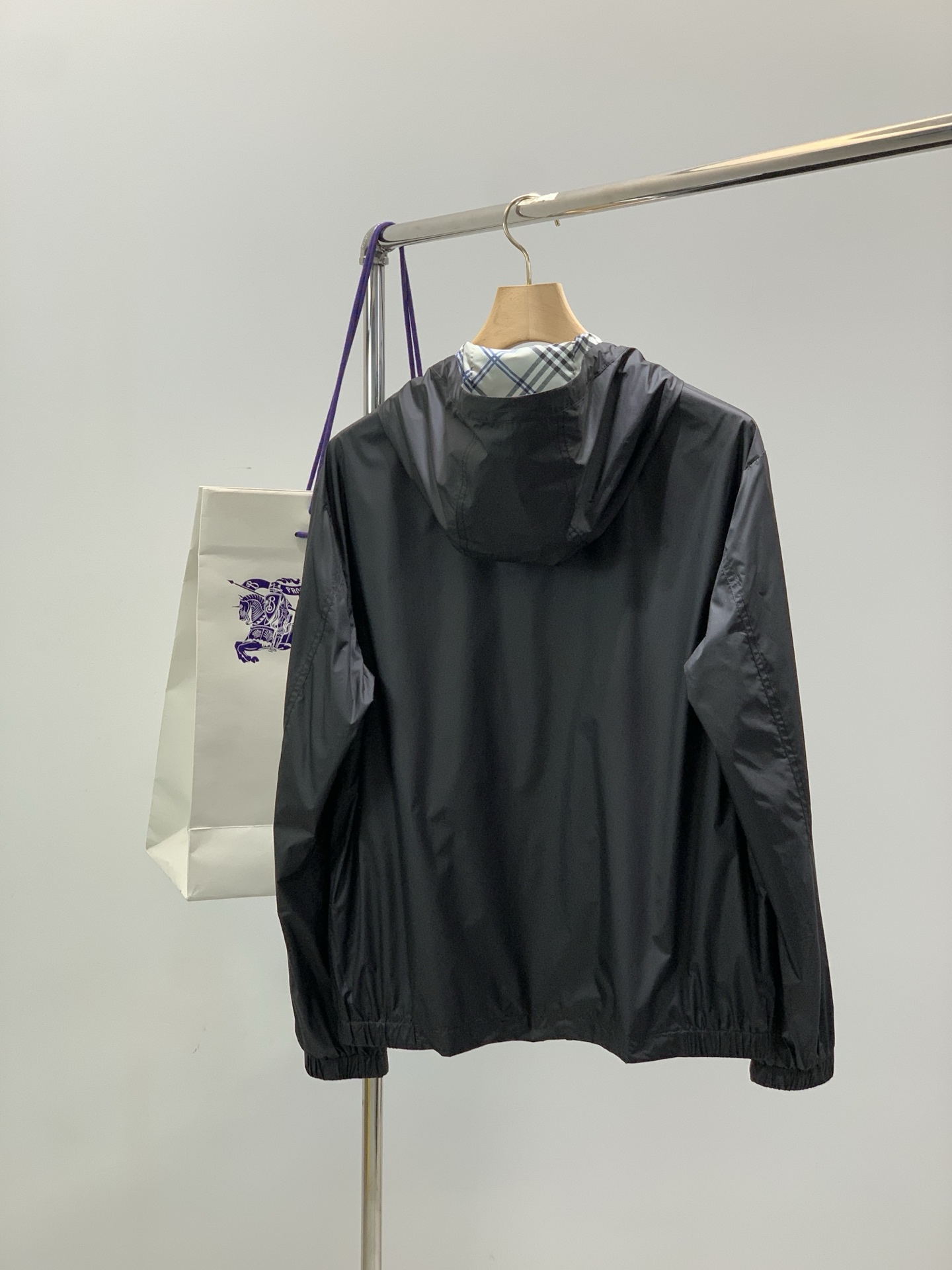 ，Burberry 巴宝莉，2026春季最新品，专柜同步有售，原单狠货，时尚休闲连帽夹克外套，进口原版面