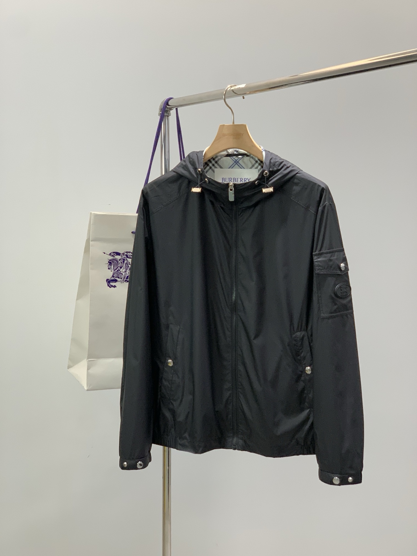 ，Burberry 巴宝莉，2026春季最新品，专柜同步有售，原单狠货，时尚休闲连帽夹克外套，进口原版面