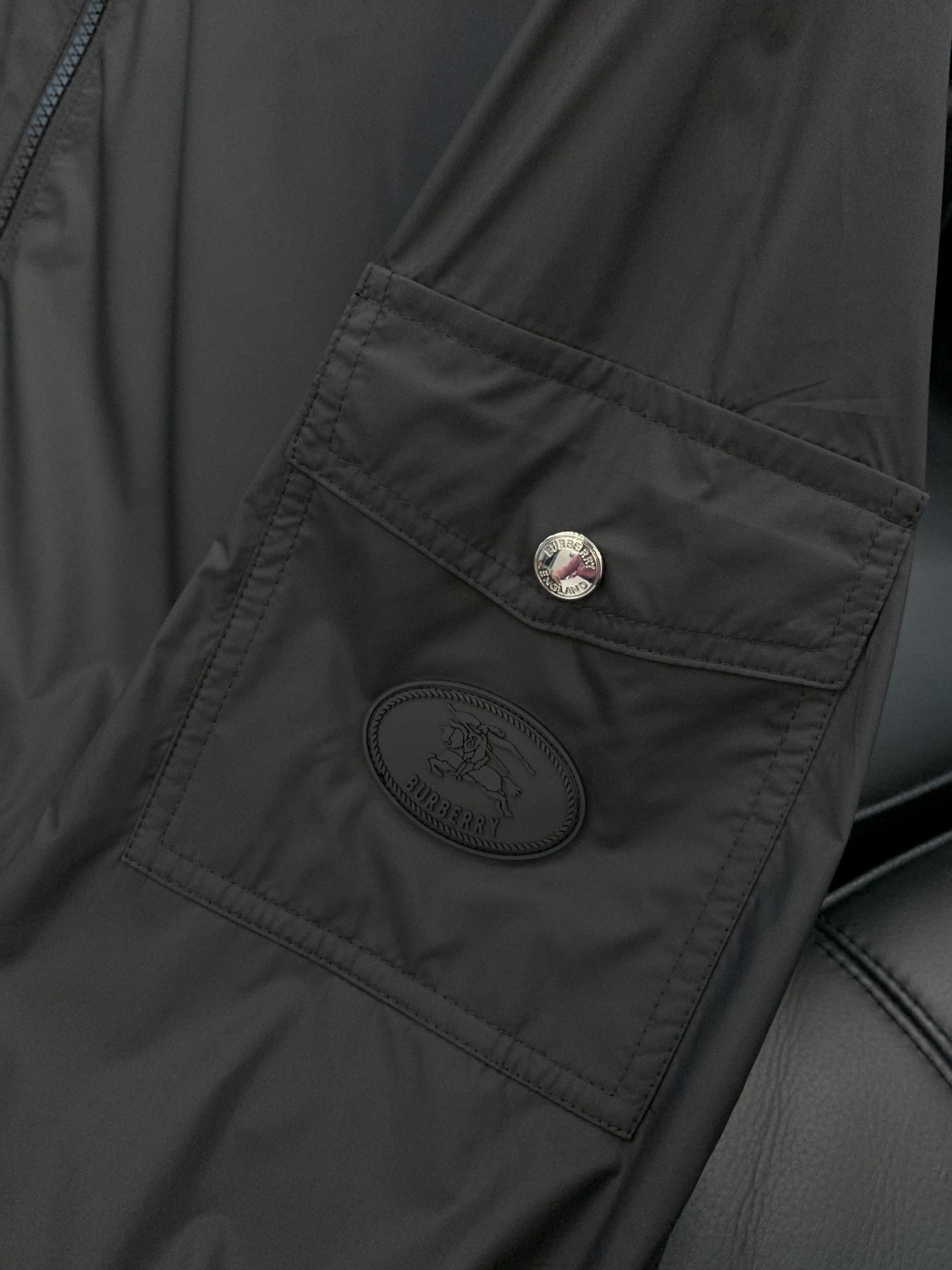 ，Burberry 巴宝莉，2026春季最新品，专柜同步有售，原单狠货，时尚休闲连帽夹克外套，进口原版面