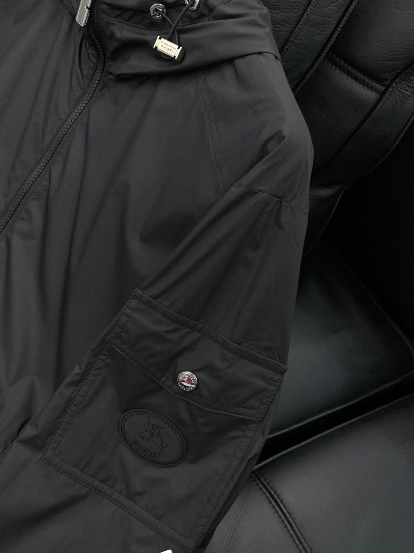 ，Burberry 巴宝莉，2026春季最新品，专柜同步有售，原单狠货，时尚休闲连帽夹克外套，进口原版面