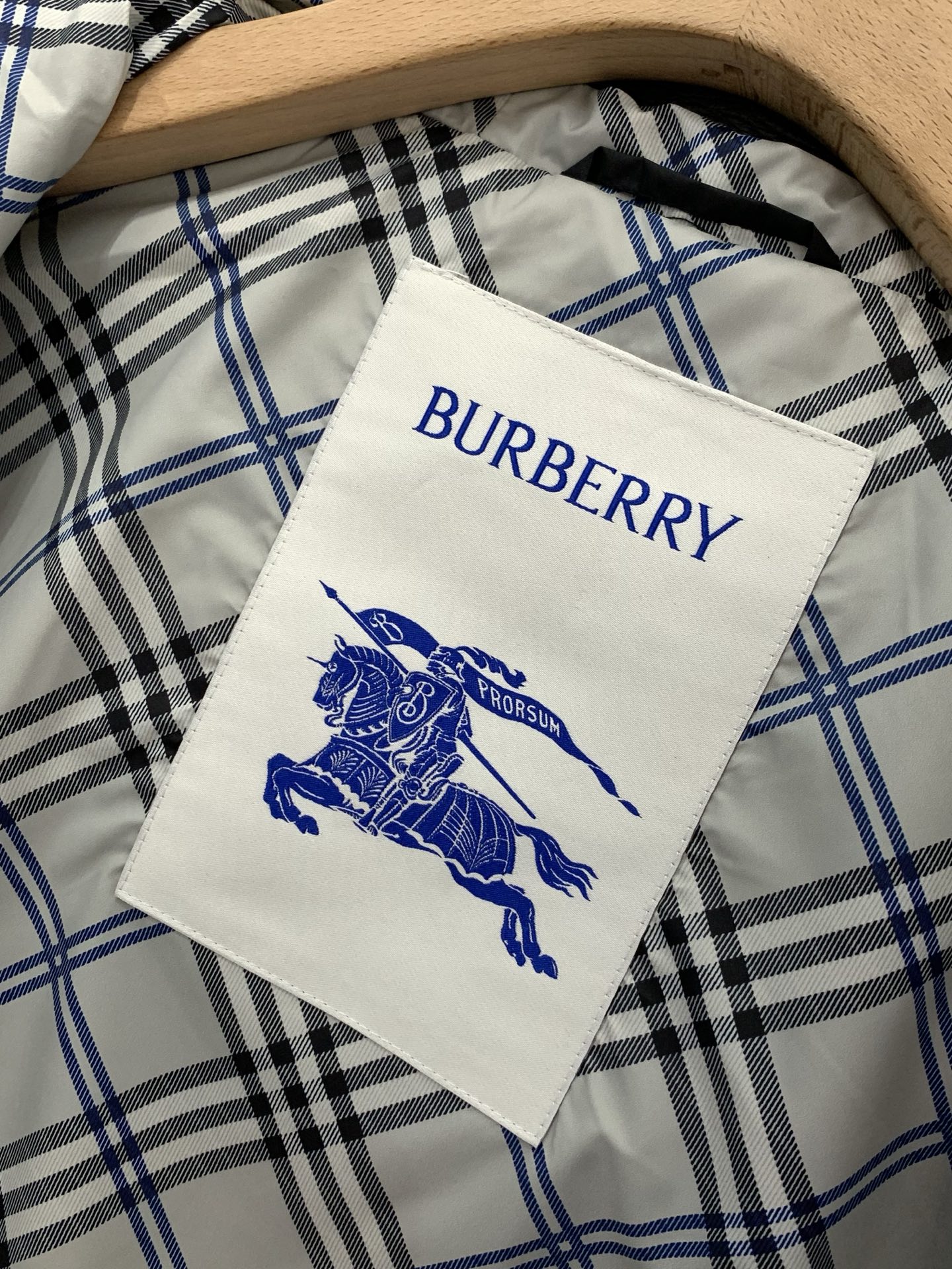 ，Burberry 巴宝莉，2026春季最新品，专柜同步有售，原单狠货，时尚休闲连帽夹克外套，进口原版面