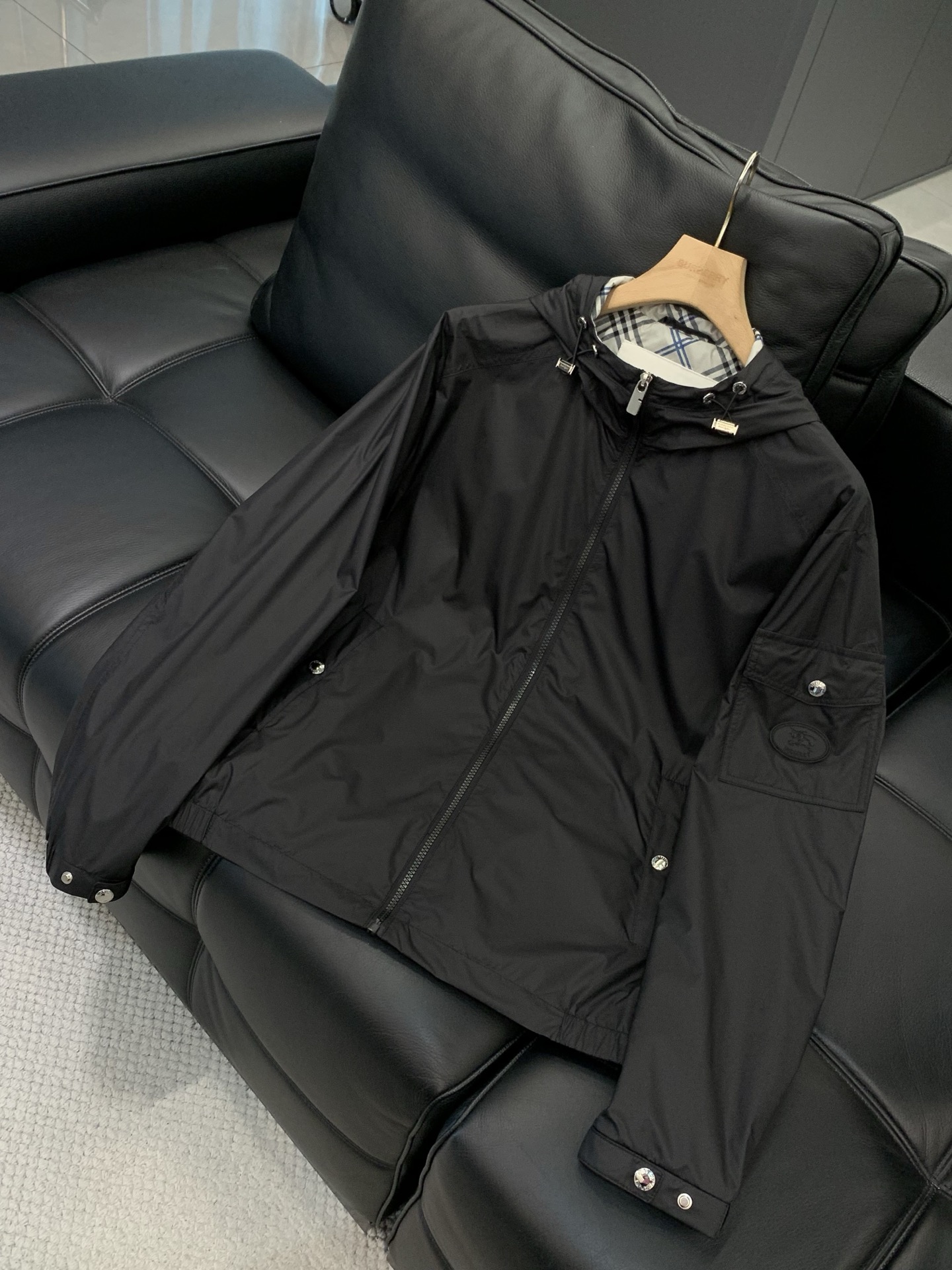 ，Burberry 巴宝莉，2026春季最新品，专柜同步有售，原单狠货，时尚休闲连帽夹克外套，进口原版面