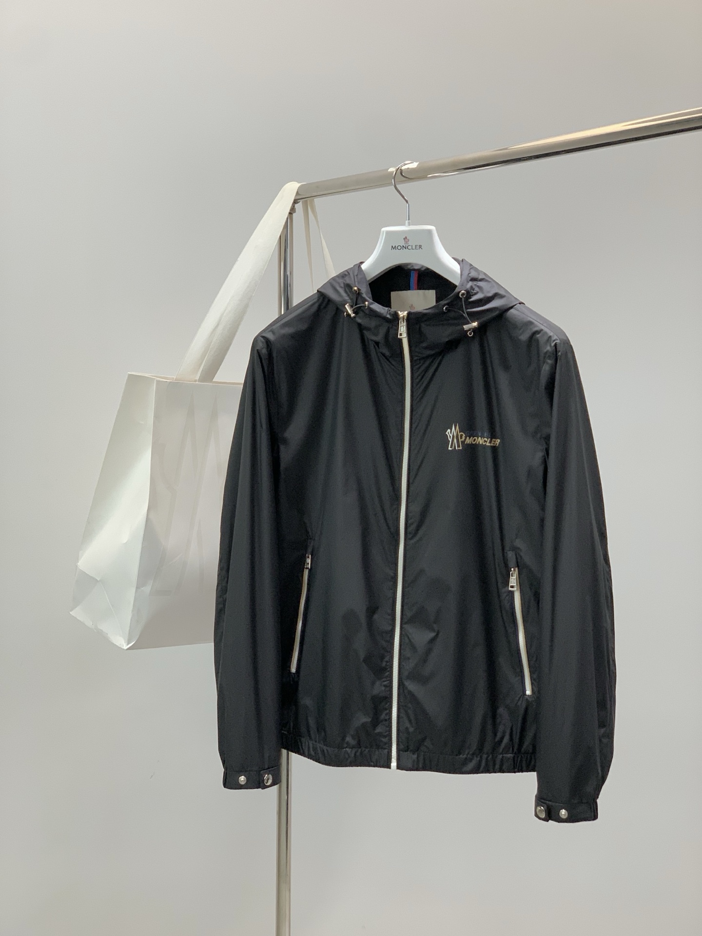 ，Moncler 蒙口，2026春季最新品，专柜同步有售，原单狠货，时尚休闲连帽夹克外套，上身舒适！吸睛