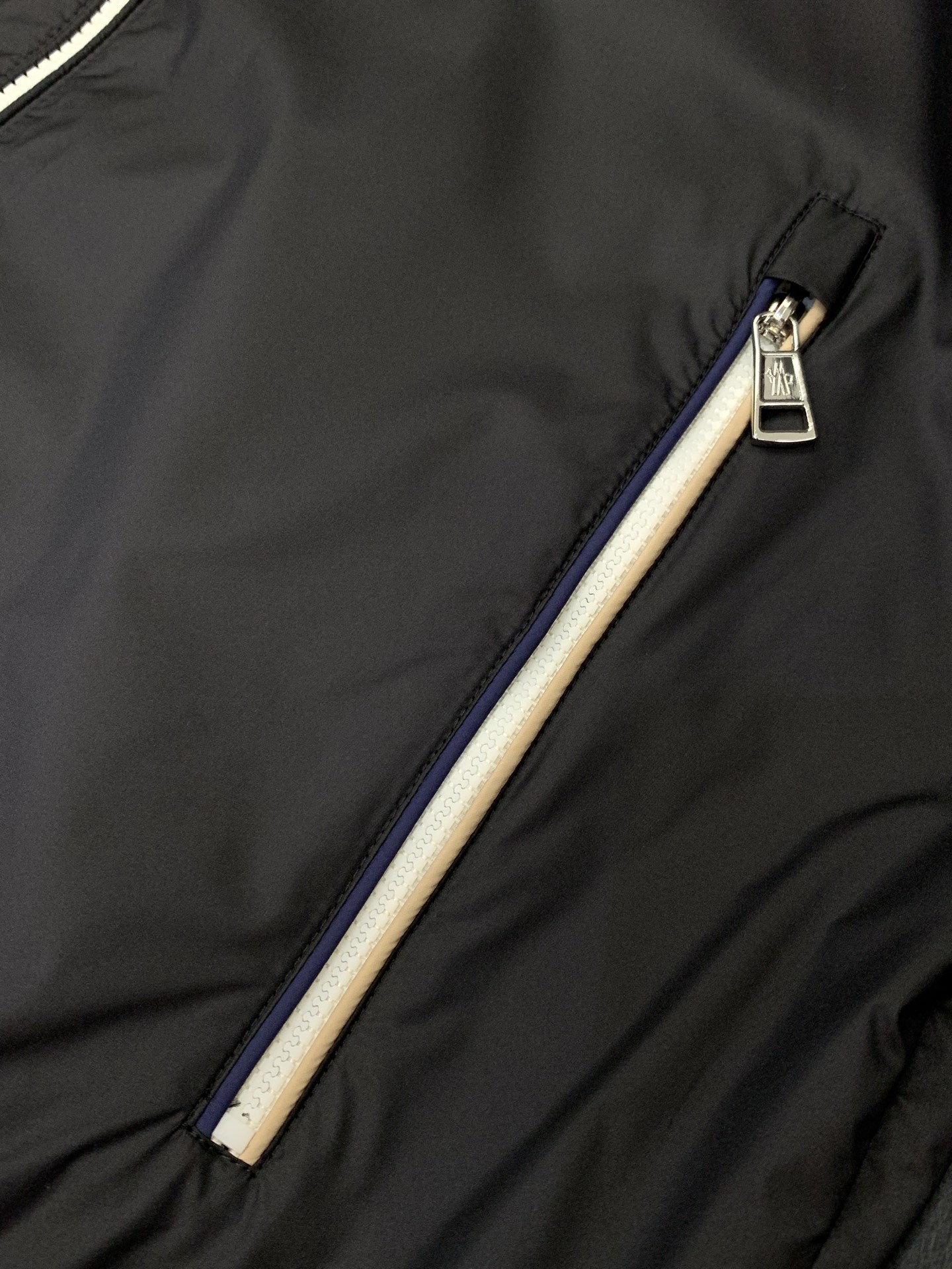 ，Moncler 蒙口，2026春季最新品，专柜同步有售，原单狠货，时尚休闲连帽夹克外套，上身舒适！吸睛