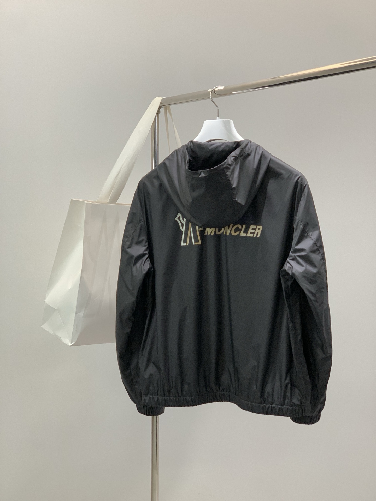 ，Moncler 蒙口，2026春季最新品，专柜同步有售，原单狠货，时尚休闲连帽夹克外套，上身舒适！吸睛