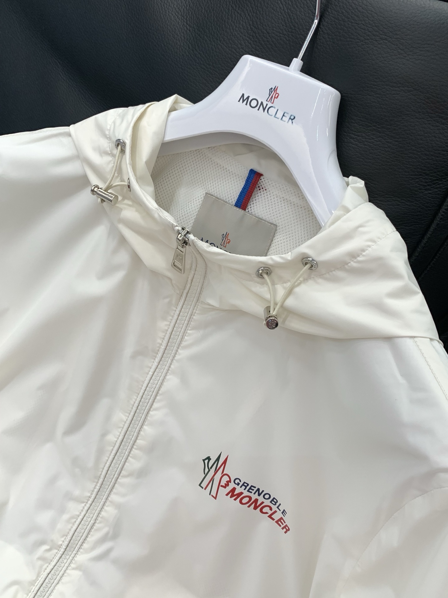 ，Moncler 蒙口，2026春季最新品，专柜同步有售，原单狠货，时尚休闲连帽夹克外套，上身舒适！吸睛