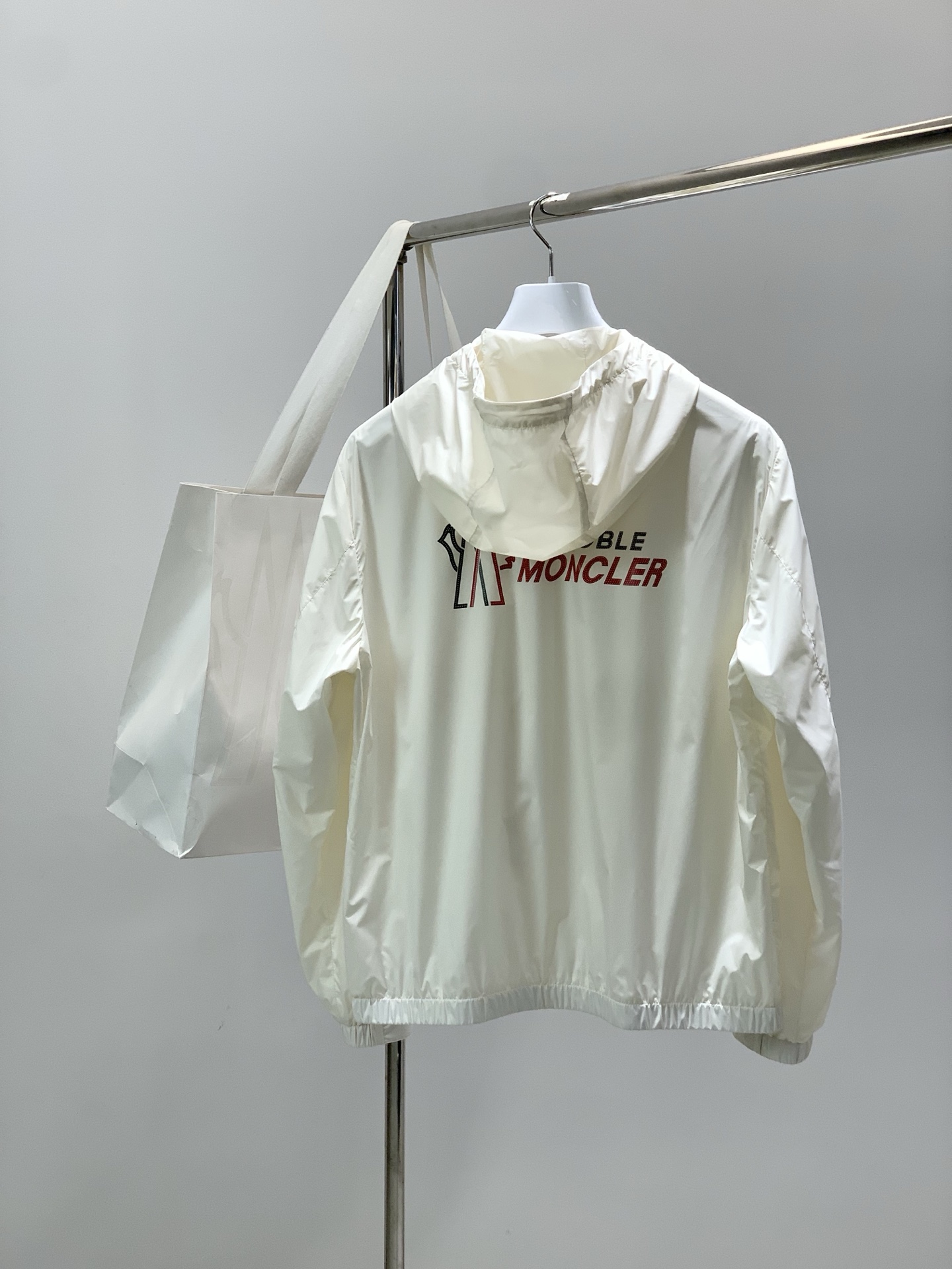 ，Moncler 蒙口，2026春季最新品，专柜同步有售，原单狠货，时尚休闲连帽夹克外套，上身舒适！吸睛