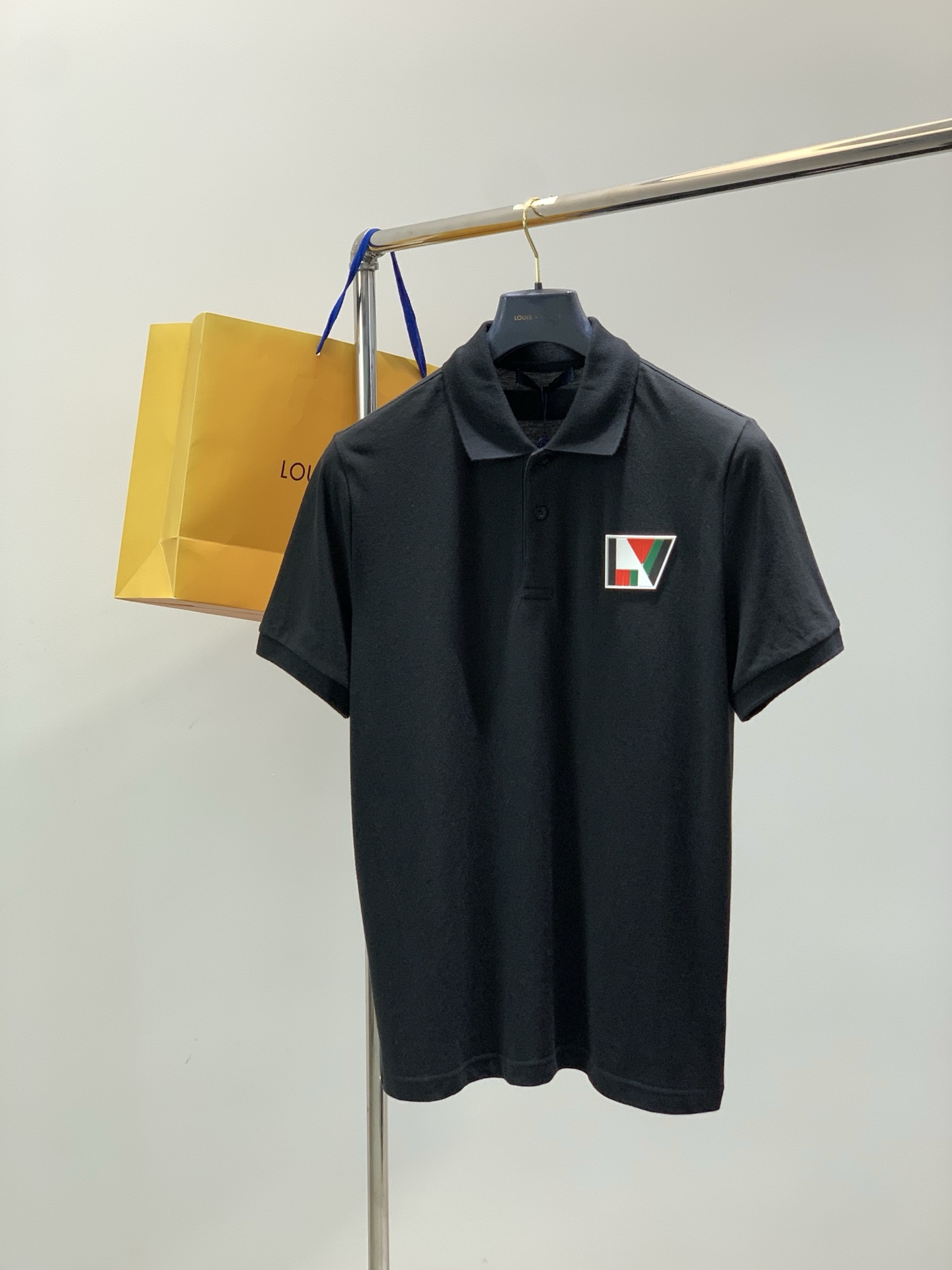 NO:756540,, LouisVuitton Louis Vuitton, the latest model for summer 2025, available at counters at the same time, original order, fashionable and casual lapel short-sleeved T-shirt, the upper body is very unique!  Eye-catching and bright, imported original fabrics, top-grade rubber printing process letter pattern decoration logo, simple yet fashionable, classic atmosphere, comfortable and breathable, handsome and stylish upper body, 2 colors recommended, size S-XL size, length, shoulder width, bust, sleeve length S68425222.5 M7043.55423 L72455623.5 XL7446.55824,, louis vuitton, louis  vuitton,T-shirt,tees,t-shirt,19860909,LouisVuitton 路易威登,2025夏季最新款,专柜同步有售,原单狠货,时尚休闲翻领短袖T恤,上身很有特点！吸睛而有亮点,进口原版面料,顶级印胶工艺字母图案装饰Logo,简单而不失时尚,经典大气,舒适透气,上身帅气有型,2色推荐,码数S-XL 尺码衣长肩宽胸围袖长 S68425222.5 M7043.55423 L72455623.5 XL7446.55824,,louis vuitton,louis vuitton,T-shirt,tees，t-shirt,,Men's clothing