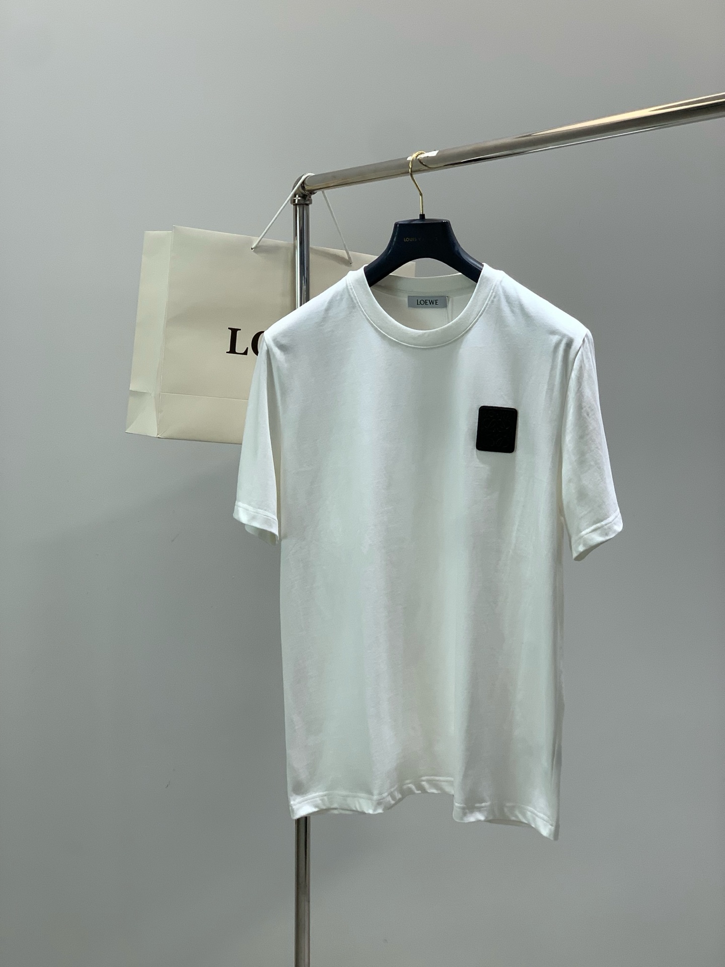 NO:756538,, Loewe Luo Yiwei, the latest model for spring and summer 2026, available at counters at the same time, original order, fashionable and casual round neck short-sleeved T-shirt, the upper body is very unique!  Eye-catching and bright, imported original fabrics, top embroidery craftsmanship letter pattern decoration logo, simple yet fashionable, classic atmosphere, comfortable and breathable, handsome and stylish upper body, 2 colors recommended, size S-XL size, length, shoulder width, bust, sleeve length S68425222.5 M7043.55423 L72455623.5  XL7446.55824,,loewe,loewe,T-shirt,tees,t-shirt,19860909,Loewe 罗意威,2026春夏最新款,专柜同步有售,原单狠货,时尚休闲圆领短袖T恤,上身很有特点！吸睛而有亮点,进口原版面料,顶级刺绣工艺字母图案装饰Logo,简单而不失时尚,经典大气,舒适透气,上身帅气有型,2色推荐,码数S-XL 尺码衣长肩宽胸围袖长 S68425222.5 M7043.55423 L72455623.5 XL7446.55824,,loewe,loewe,T-shirt,tees，t-shirt,,Men's clothing