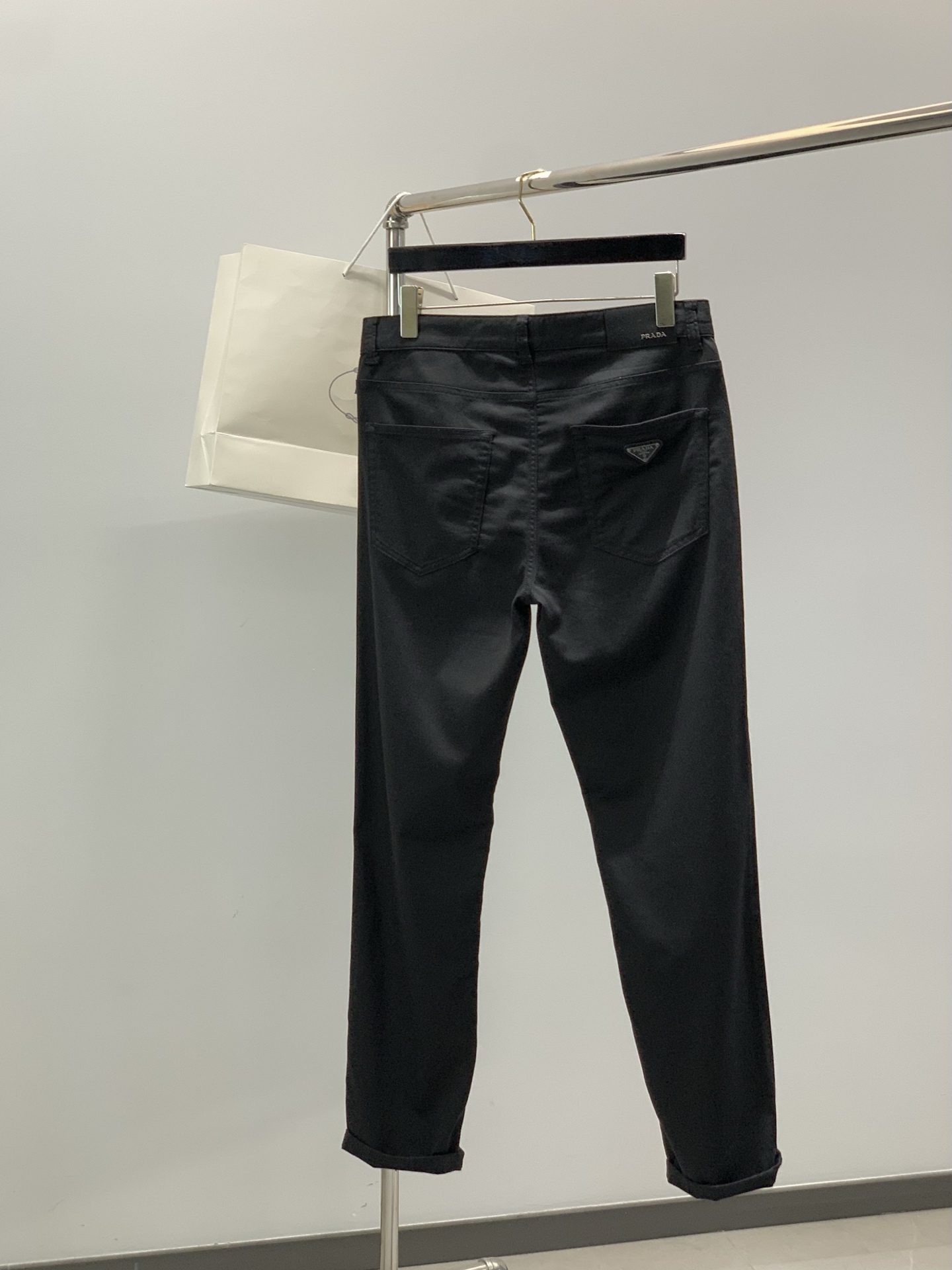 ，PRADA 普拉达，2026春季最新品，专柜同步有售，时尚休闲裤，进口原版面料，做工极为复杂，唯一可以