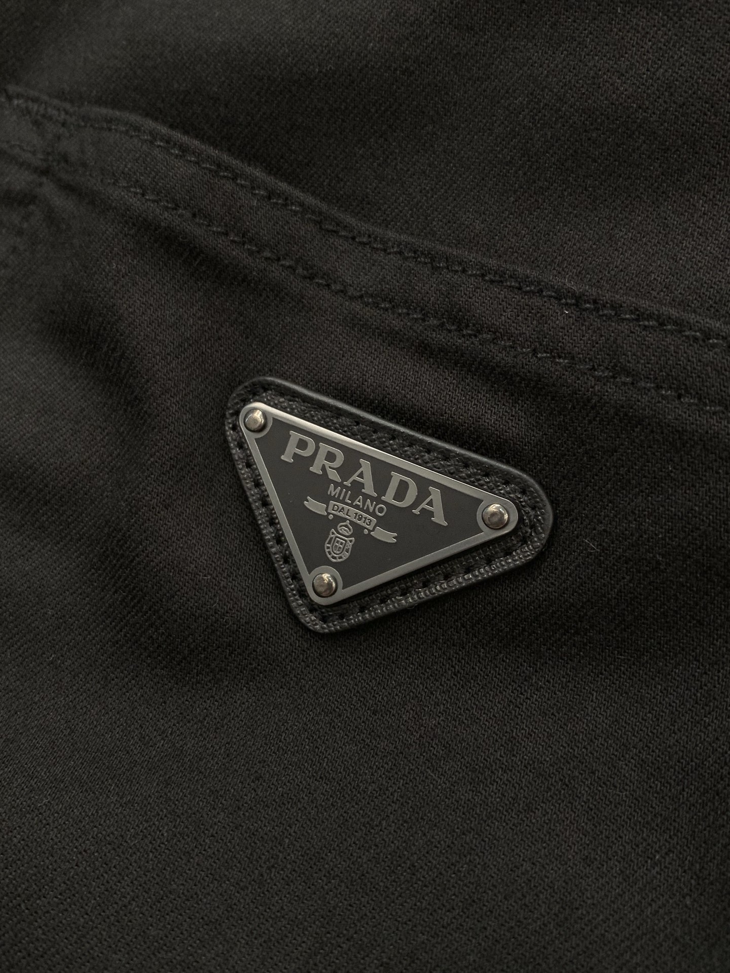 ，PRADA 普拉达，2026春季最新品，专柜同步有售，时尚休闲裤，进口原版面料，做工极为复杂，唯一可以