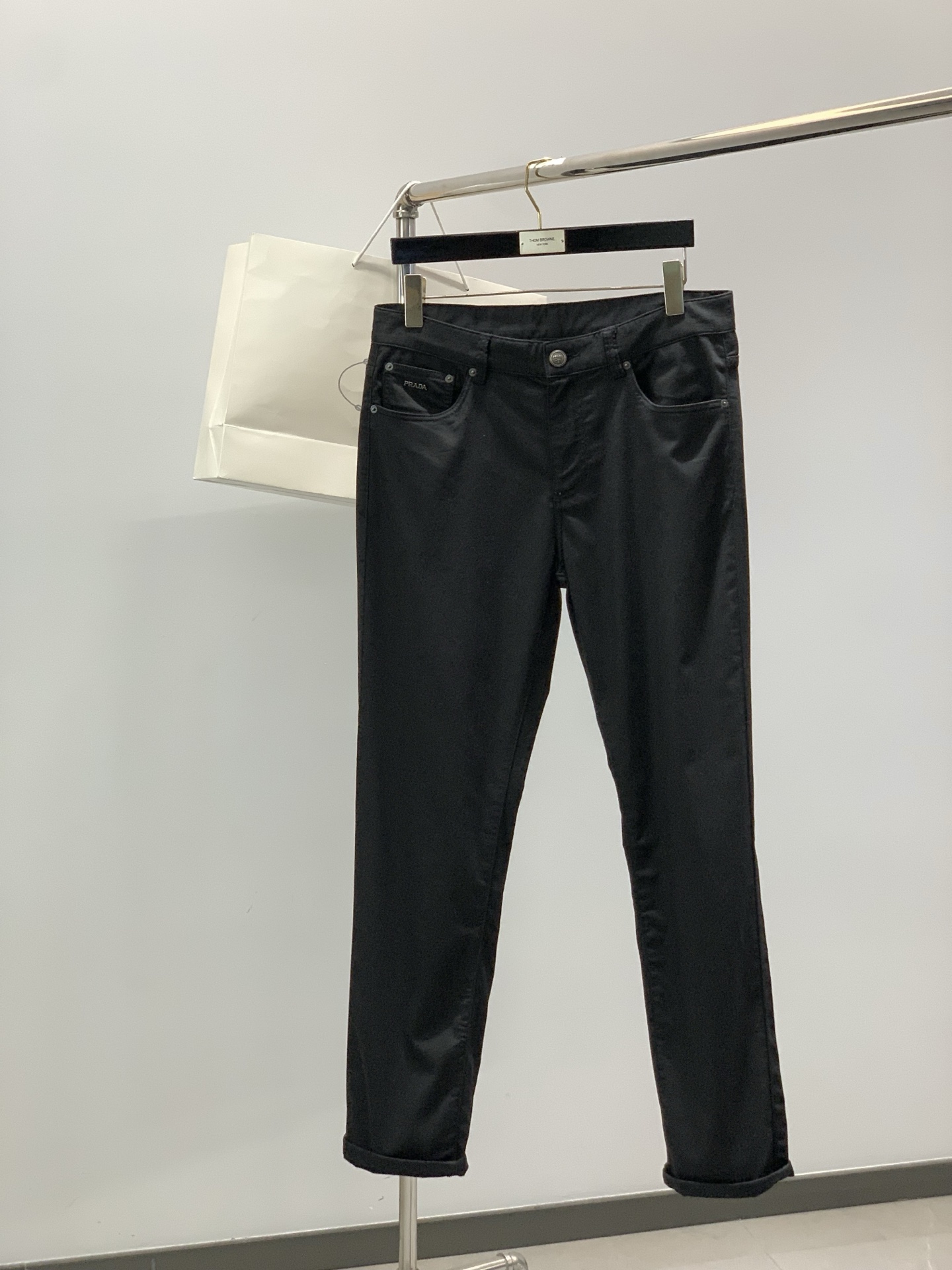 ，PRADA 普拉达，2026春季最新品，专柜同步有售，时尚休闲裤，进口原版面料，做工极为复杂，唯一可以