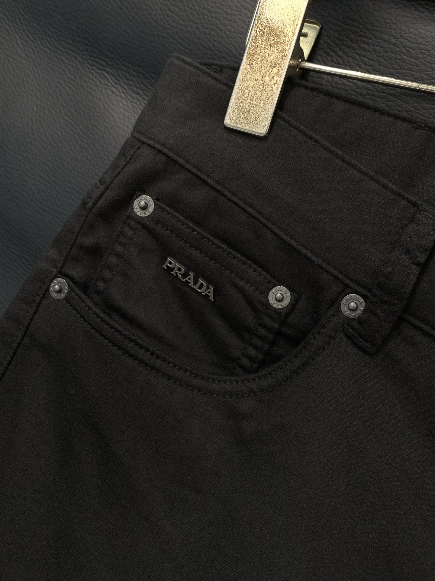 ，PRADA 普拉达，2026春季最新品，专柜同步有售，时尚休闲裤，进口原版面料，做工极为复杂，唯一可以