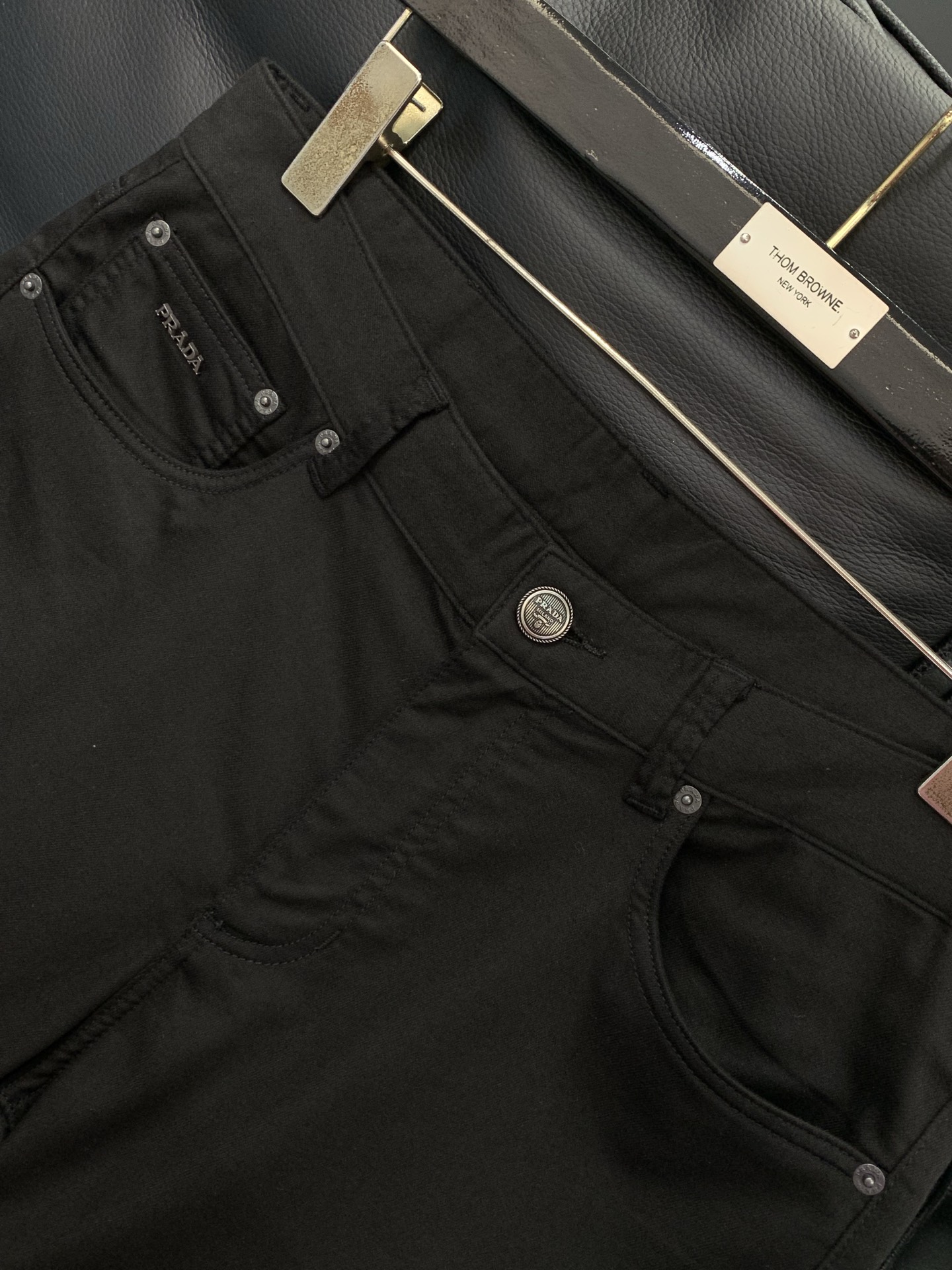 ，PRADA 普拉达，2026春季最新品，专柜同步有售，时尚休闲裤，进口原版面料，做工极为复杂，唯一可以