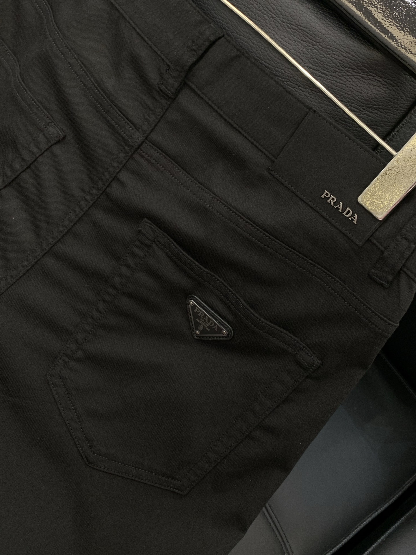 ，PRADA 普拉达，2026春季最新品，专柜同步有售，时尚休闲裤，进口原版面料，做工极为复杂，唯一可以