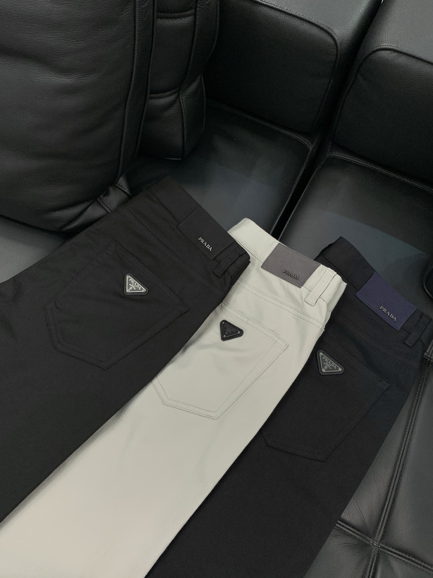 ，PRADA 普拉达，2026春季最新品，专柜同步有售，时尚休闲裤，进口原版面料，做工极为复杂，唯一可以