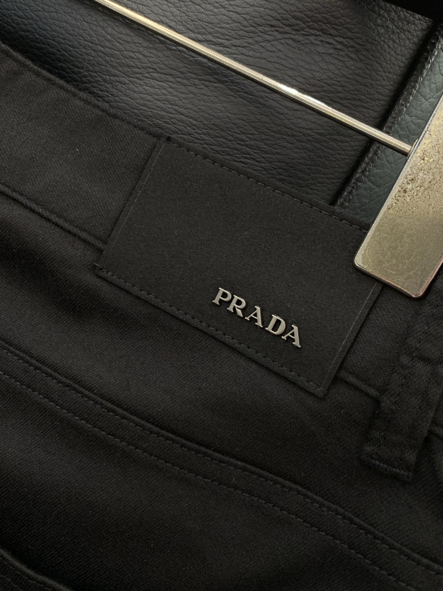 ，PRADA 普拉达，2026春季最新品，专柜同步有售，时尚休闲裤，进口原版面料，做工极为复杂，唯一可以