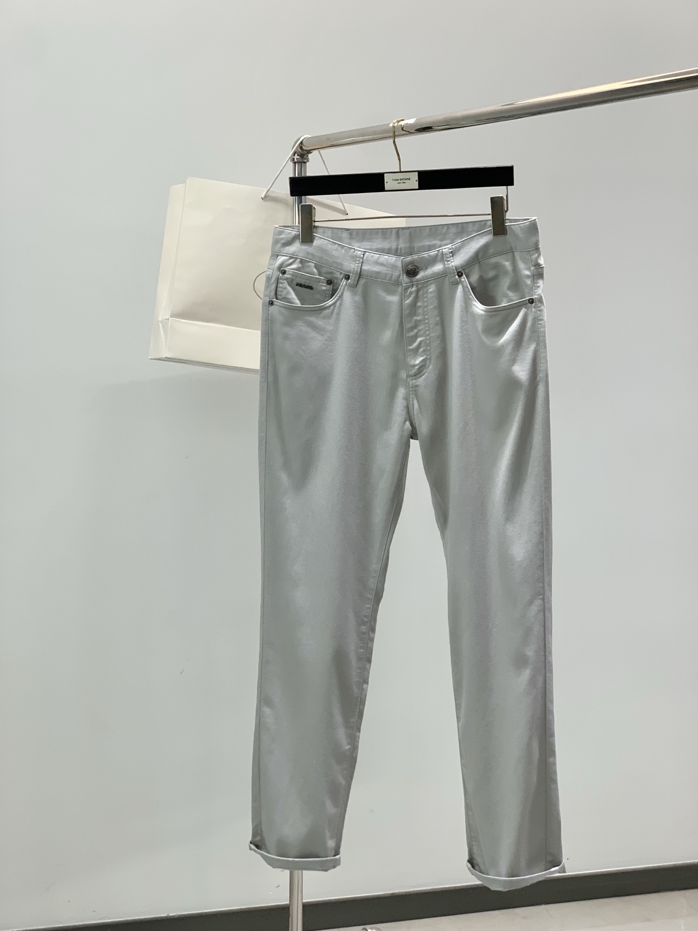 ，PRADA 普拉达，2026春季最新品，专柜同步有售，时尚休闲裤，进口原版面料，做工极为复杂，唯一可以